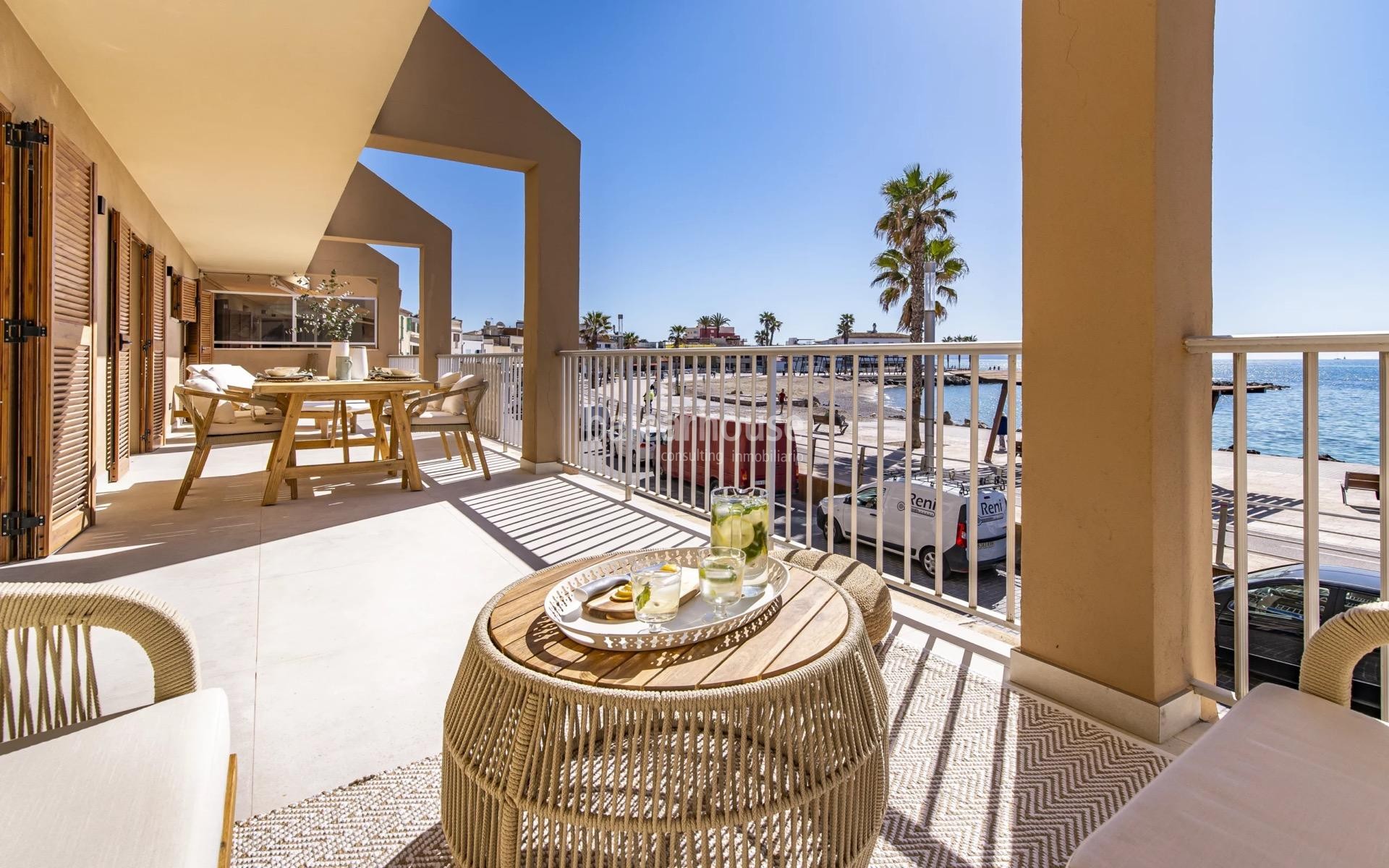 Magníficas vistas al mar en primera línea de esta casa reformada con gran terraza y altas calidades