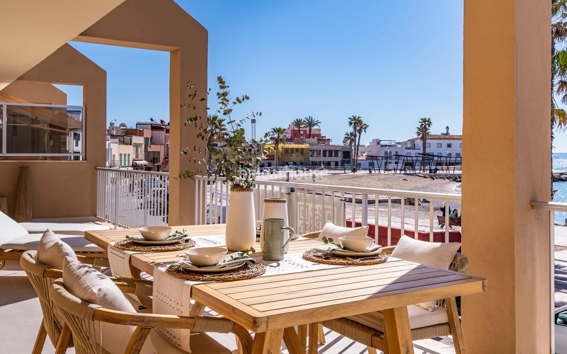 Magníficas vistas al mar en primera línea de esta casa reformada con gran terraza y altas calidades