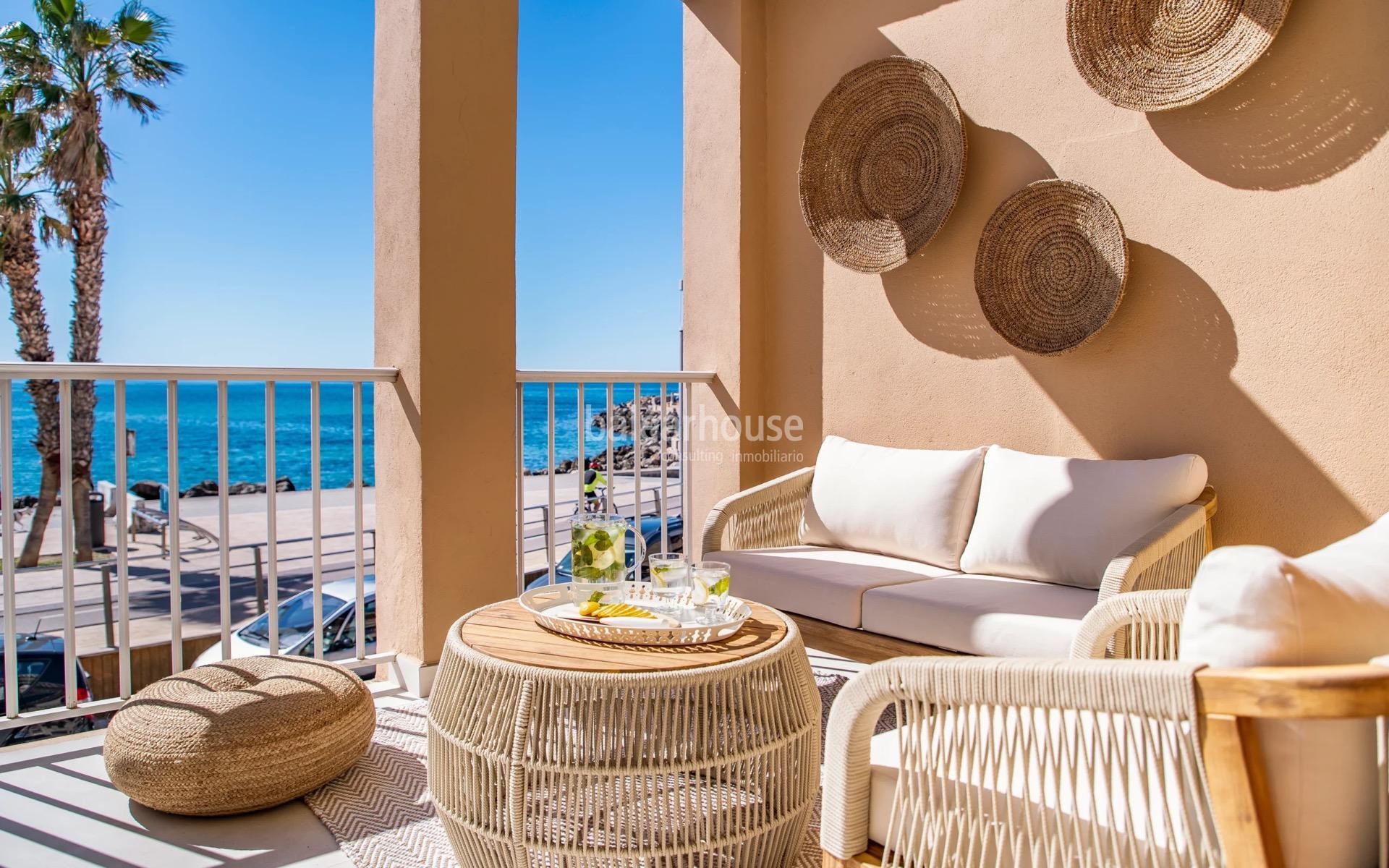 Magníficas vistas al mar en primera línea de esta casa reformada con gran terraza y altas calidades