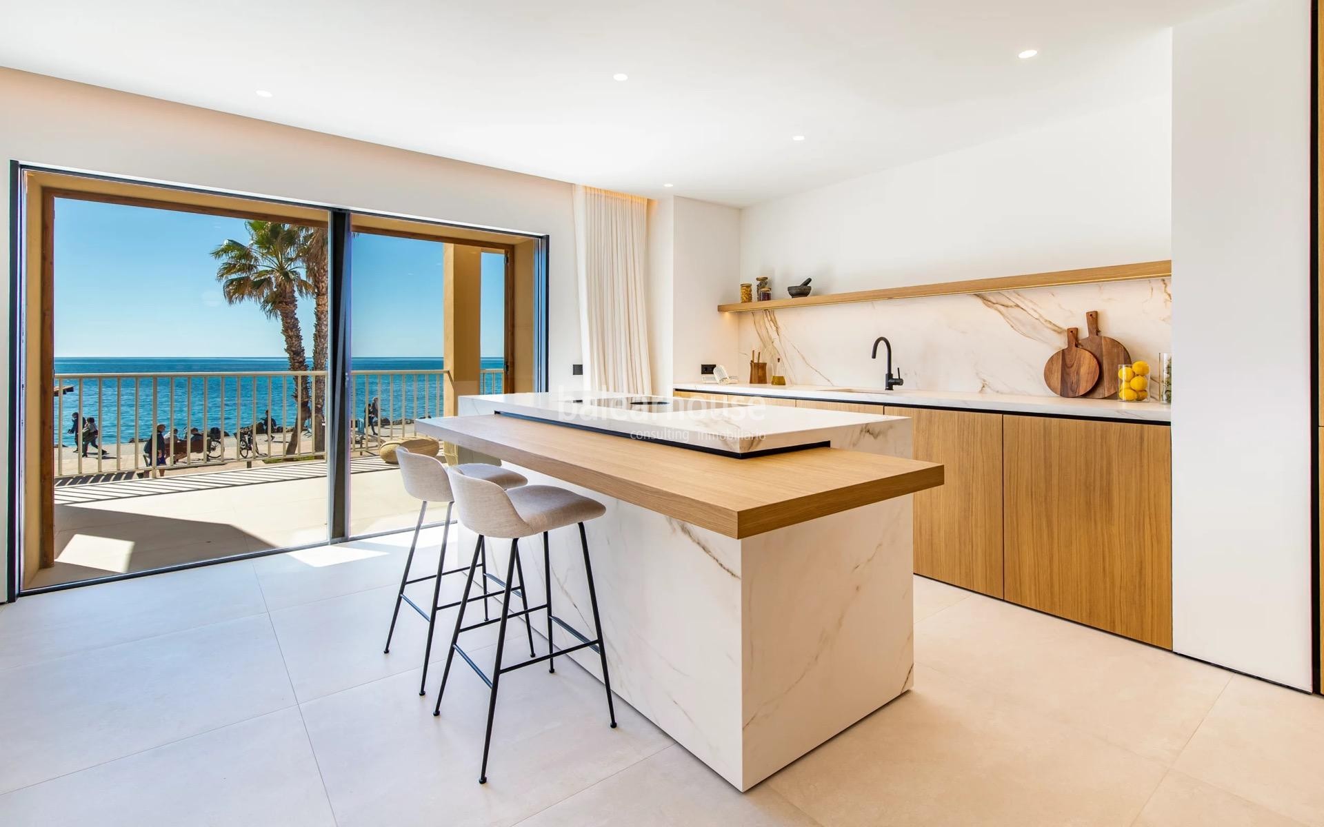 Magníficas vistas al mar en primera línea de esta casa reformada con gran terraza y altas calidades