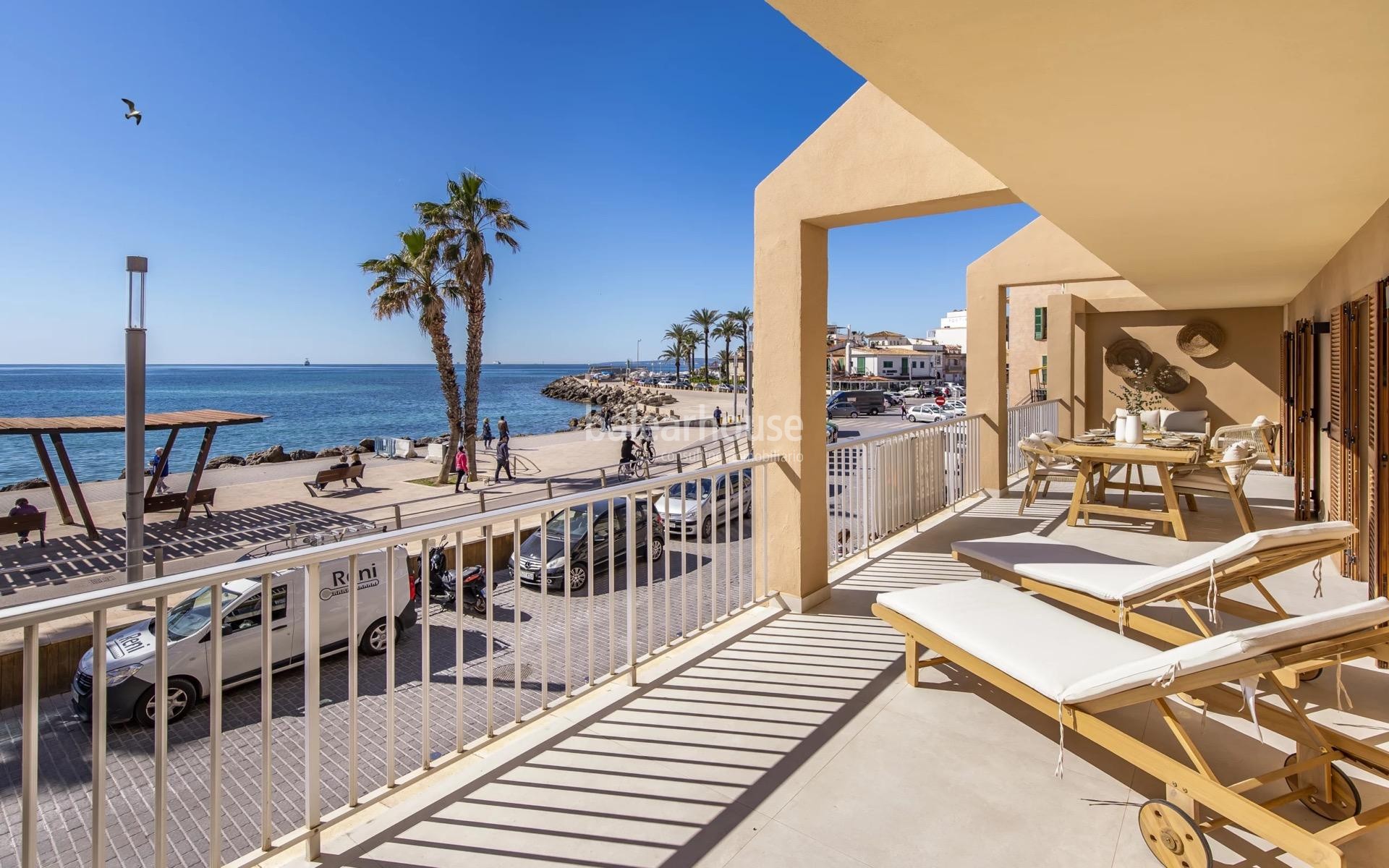 Magníficas vistas al mar en primera línea de esta casa reformada con gran terraza y altas calidades