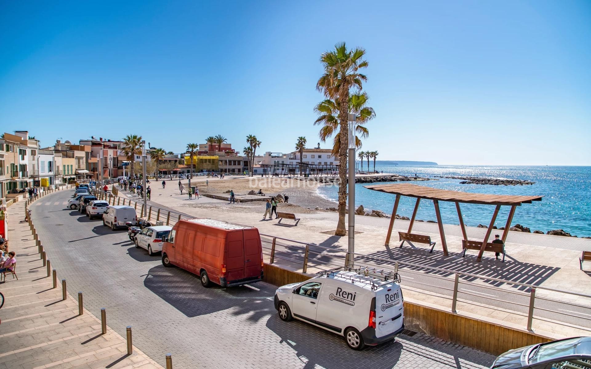 Magníficas vistas al mar en primera línea de esta casa reformada con gran terraza y altas calidades