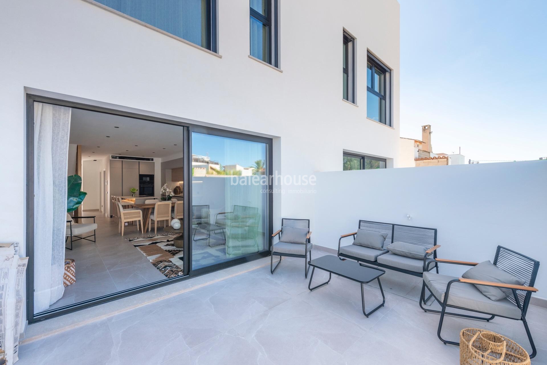 Excellent new house near Palma with modern interiors and exteriors with terrace and pool.