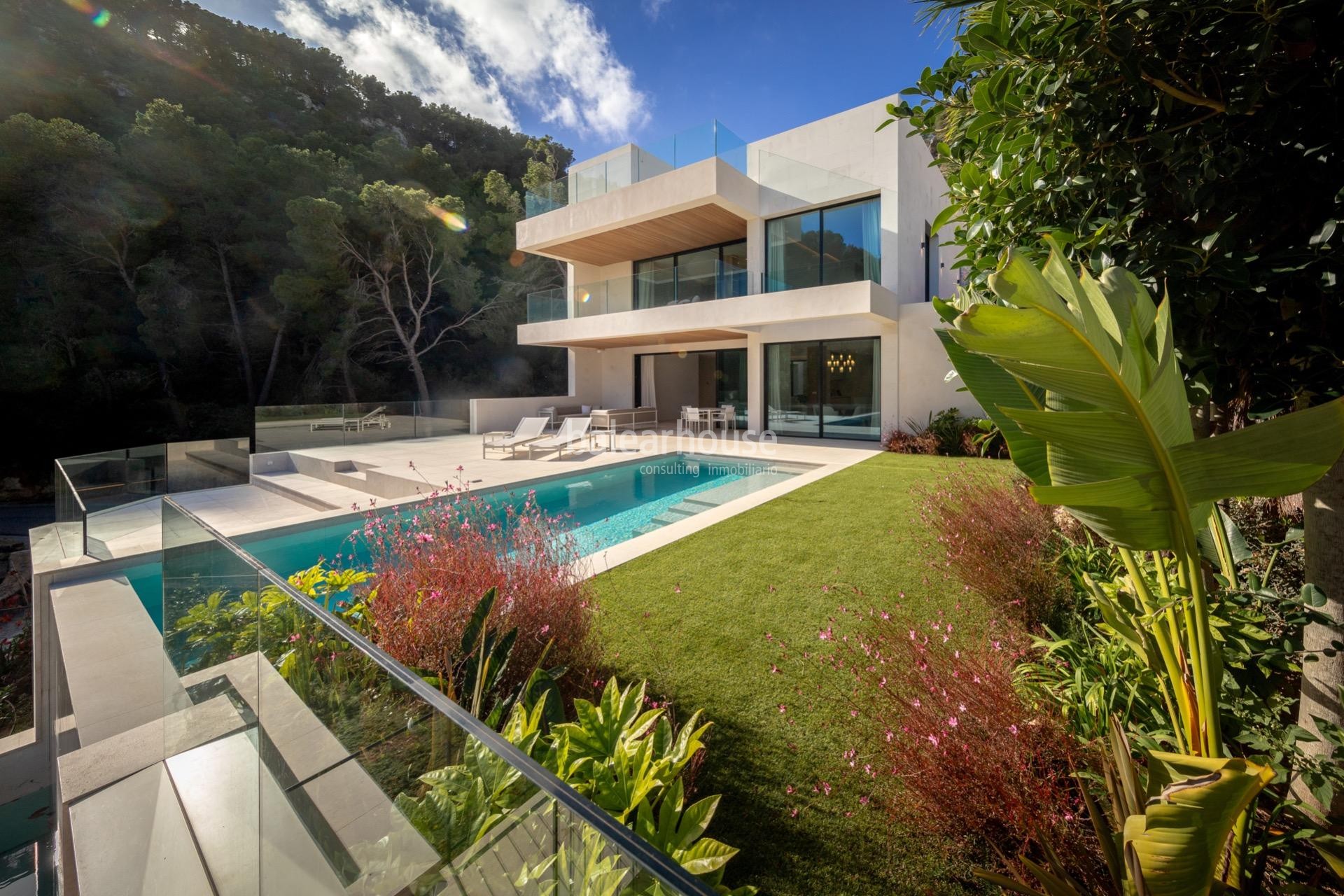 Moderna design and unobstructed views in this new build villa in the exclusive area of Son Vida