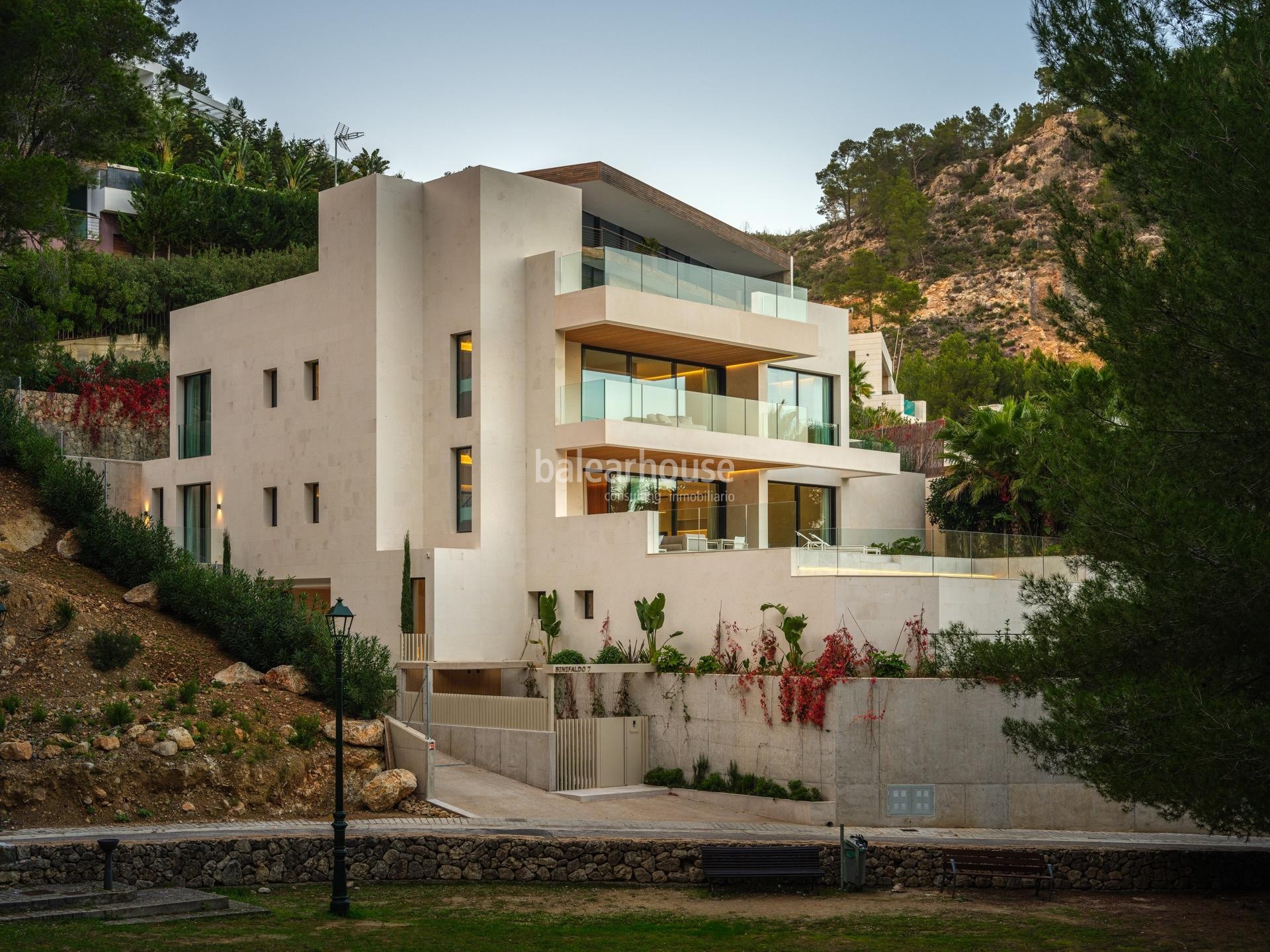 Moderna design and unobstructed views in this new build villa in the exclusive area of Son Vida