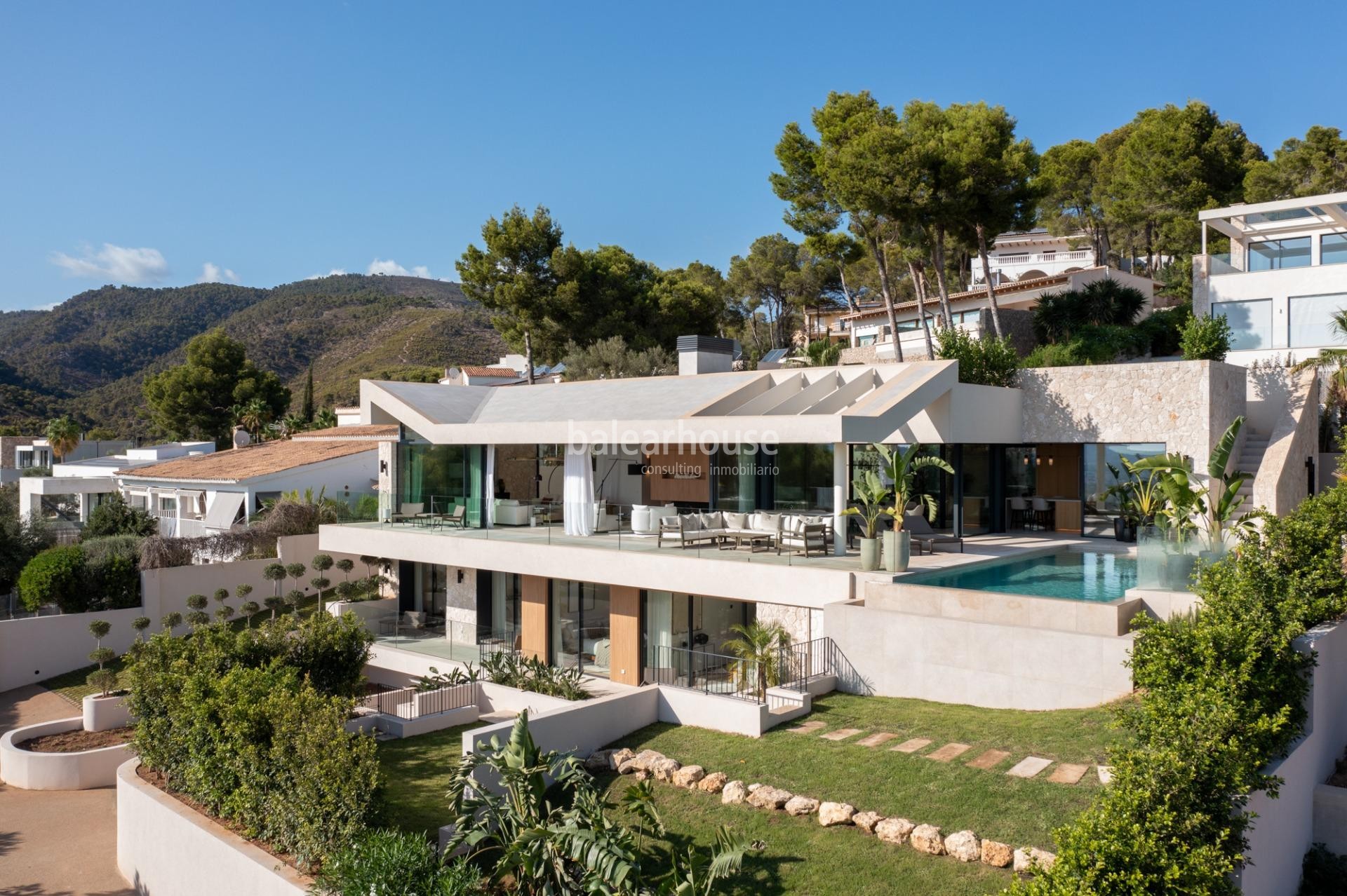 Espectacular villa de diseño moderno con amplias terrazas y magníficas vistas al mar