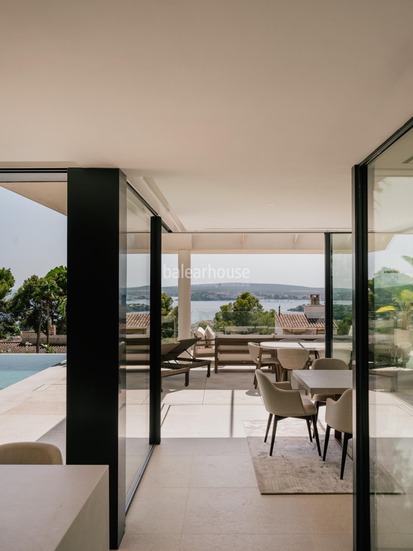 Espectacular villa de diseño moderno con amplias terrazas y magníficas vistas al mar