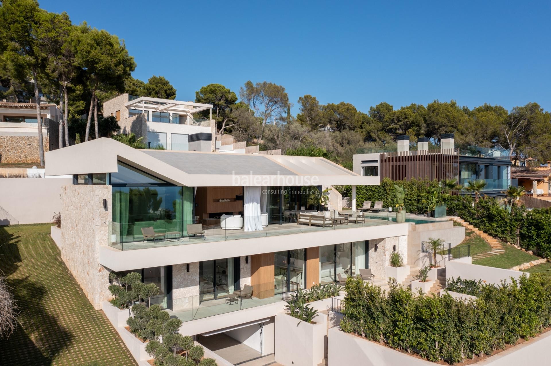 Espectacular villa de diseño moderno con amplias terrazas y magníficas vistas al mar