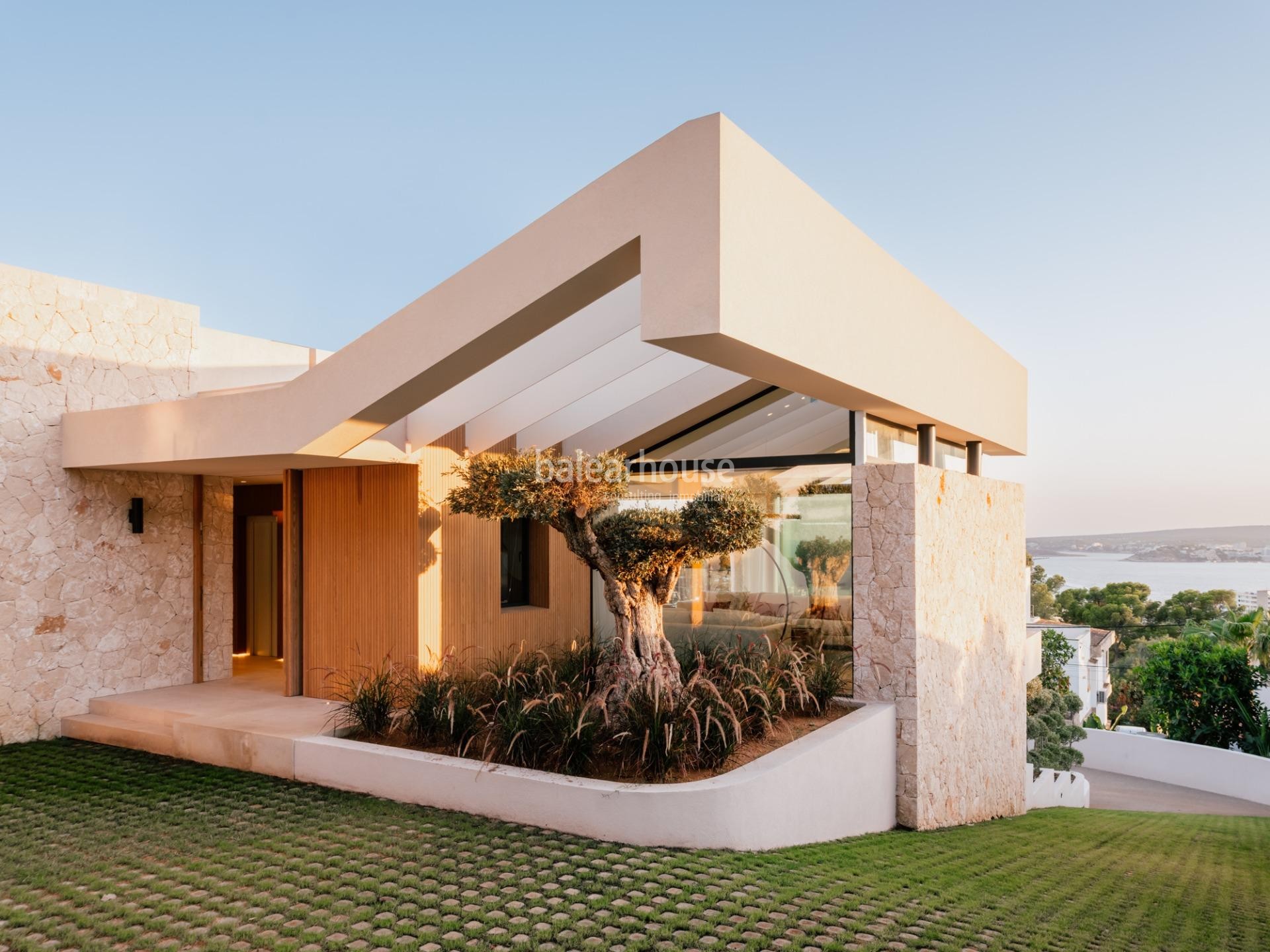 Espectacular villa de diseño moderno con amplias terrazas y magníficas vistas al mar