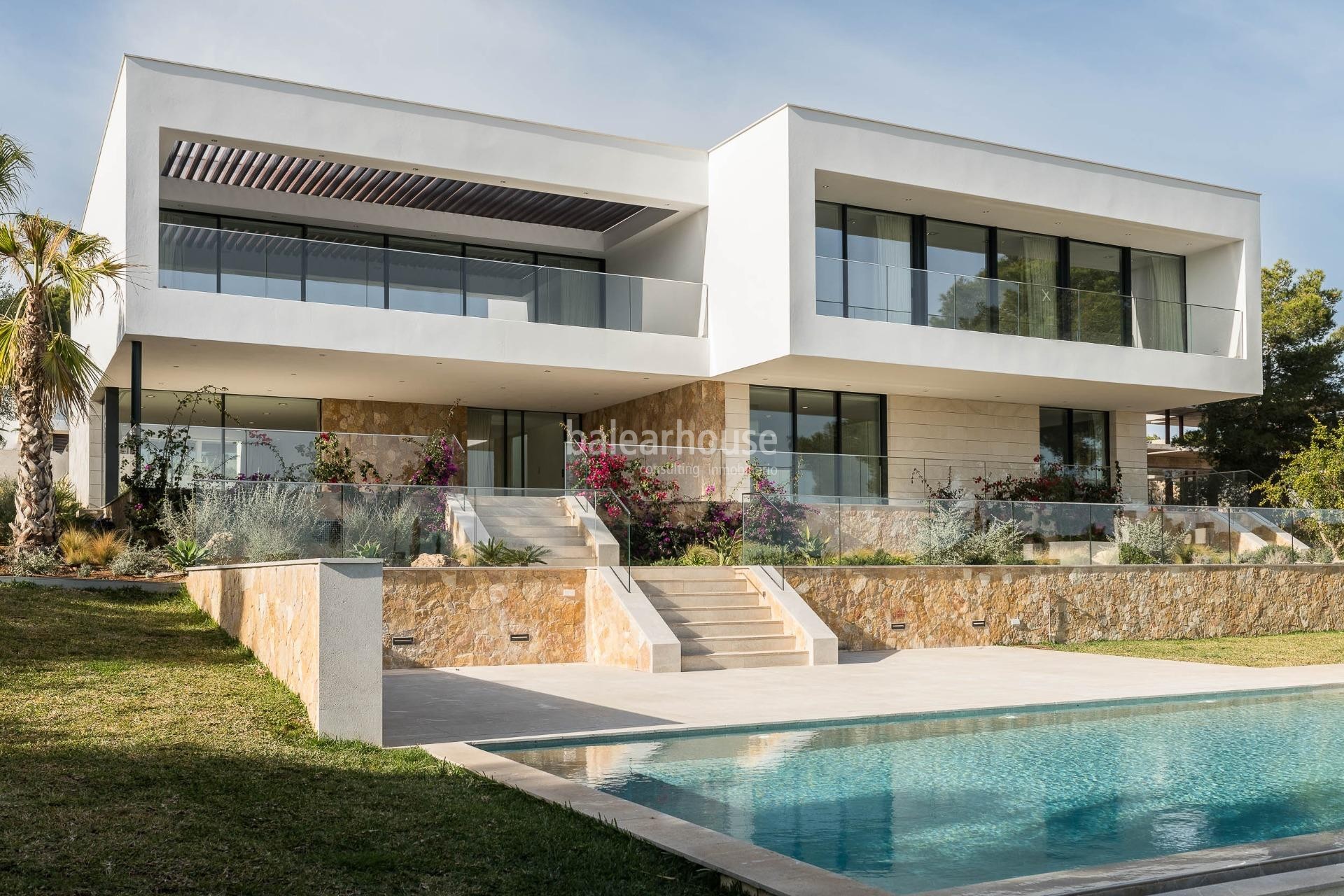 Große Neubauvilla in Sol de Mallorca mit herrlichem Meerblick und herrlichem Außenbereich