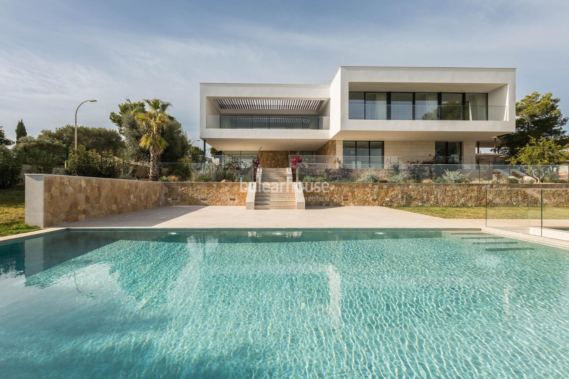 Große Neubauvilla in Sol de Mallorca mit herrlichem Meerblick und herrlichem Außenbereich