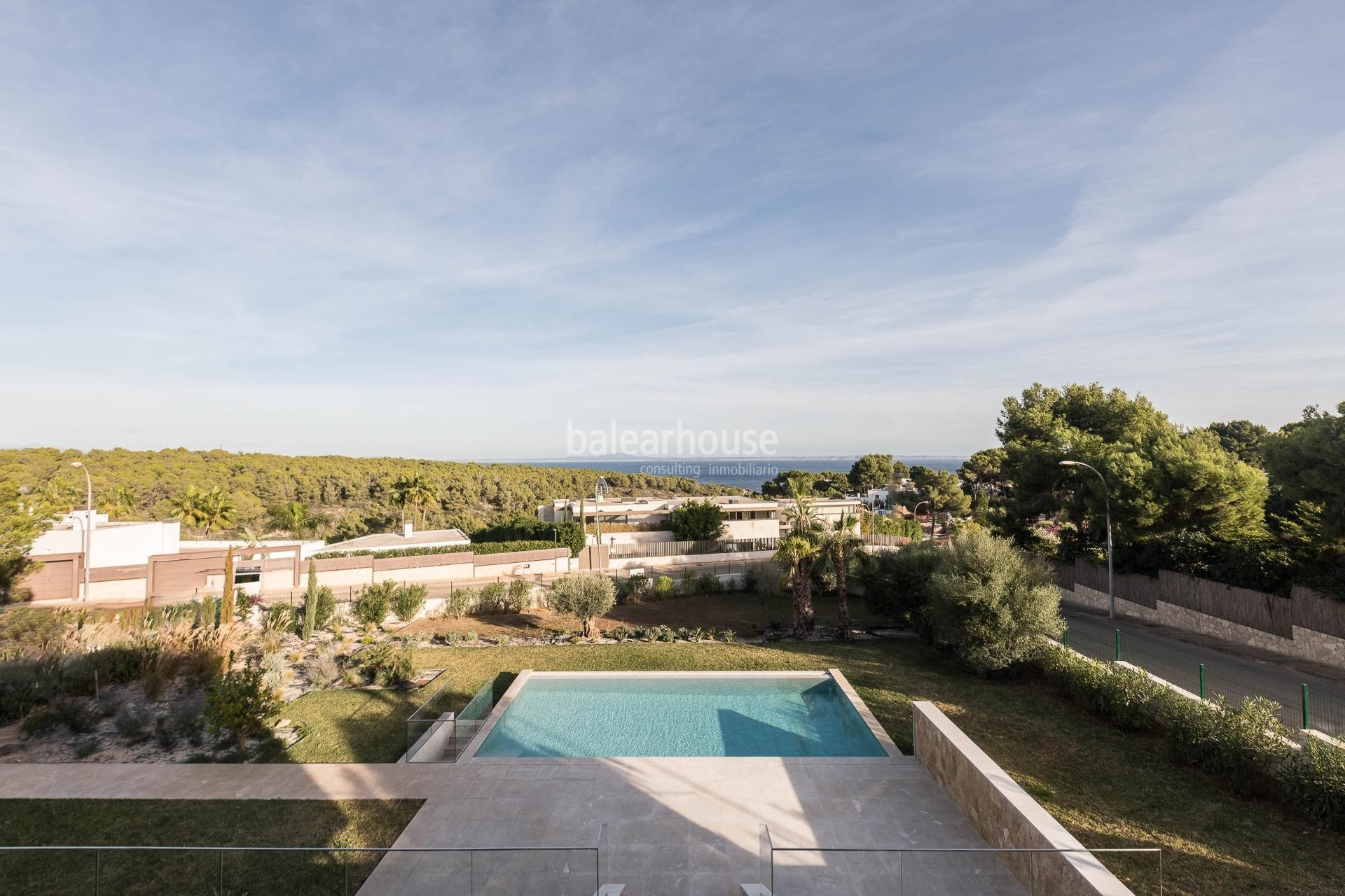 Große Neubauvilla in Sol de Mallorca mit herrlichem Meerblick und herrlichem Außenbereich