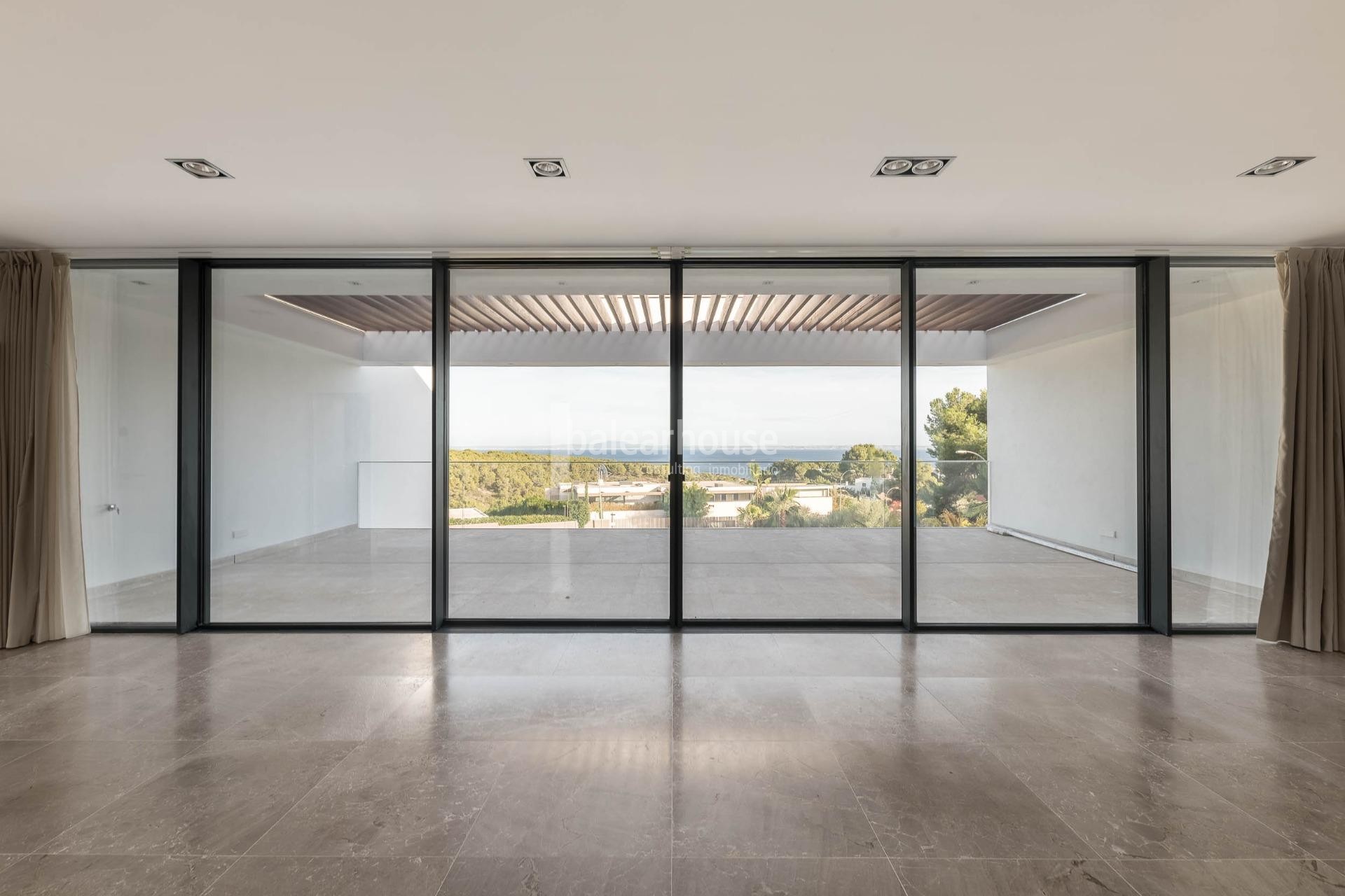 Neue moderne Villa in Sol de Mallorca mit herrlichem Meerblick und großem Garten mit Pool