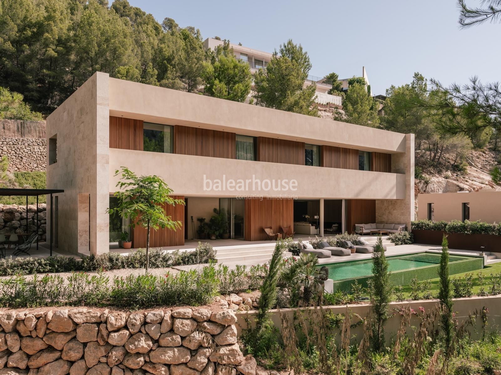 Villa de elegante diseño moderno con terrazas, piscina y preciosas vistas a la montaña en Son Vida