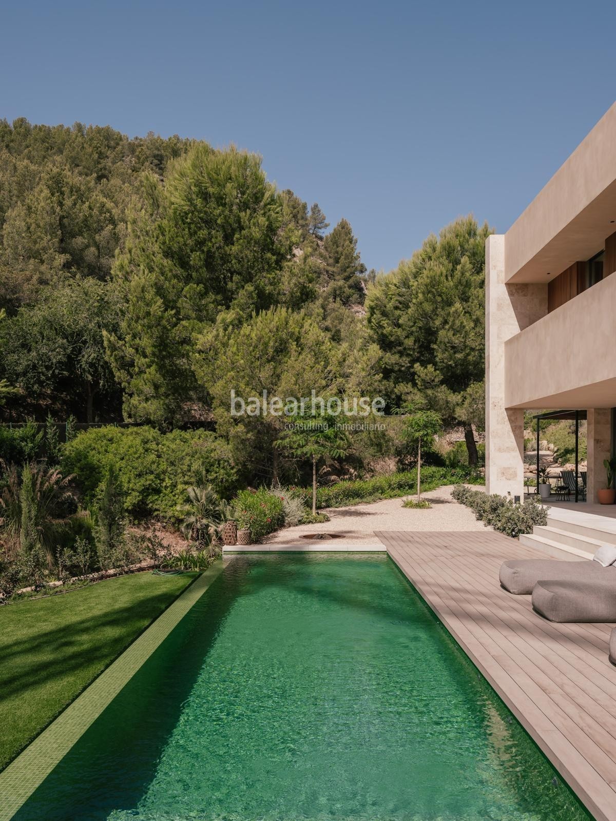 Villa de elegante diseño moderno con terrazas, piscina y preciosas vistas a la montaña en Son Vida