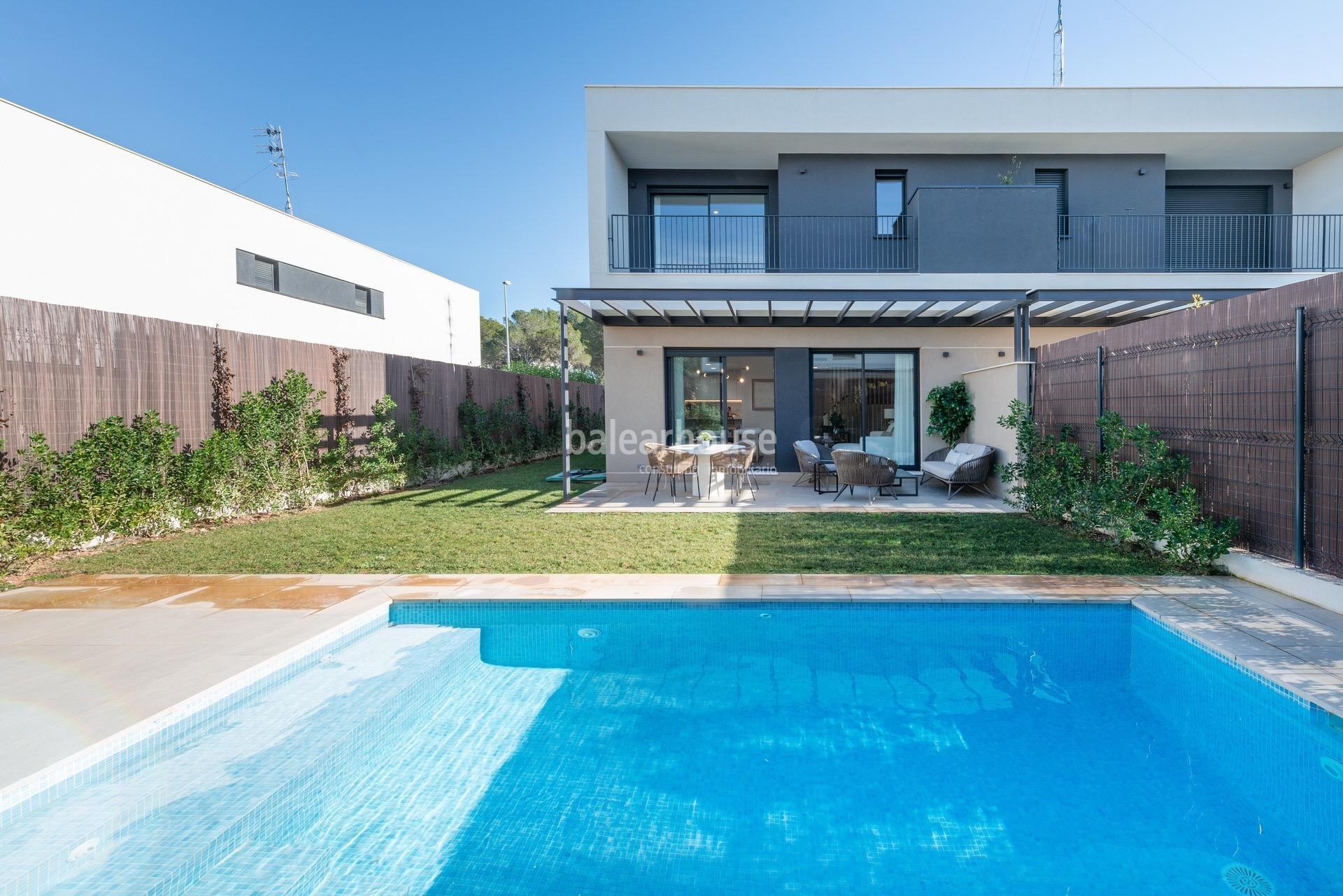 Modernos chalets pareados con piscina y jardín privados junto a preciosas calas en Puig de Ros