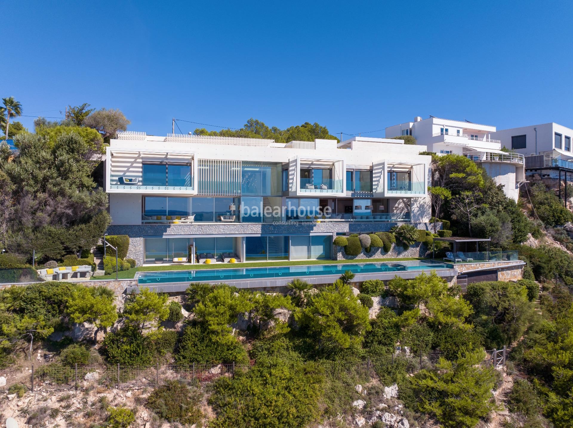 Espectacular villa frente al mar en Port Adriano; lujo y diseño en su máximo nivel con vistas al mar