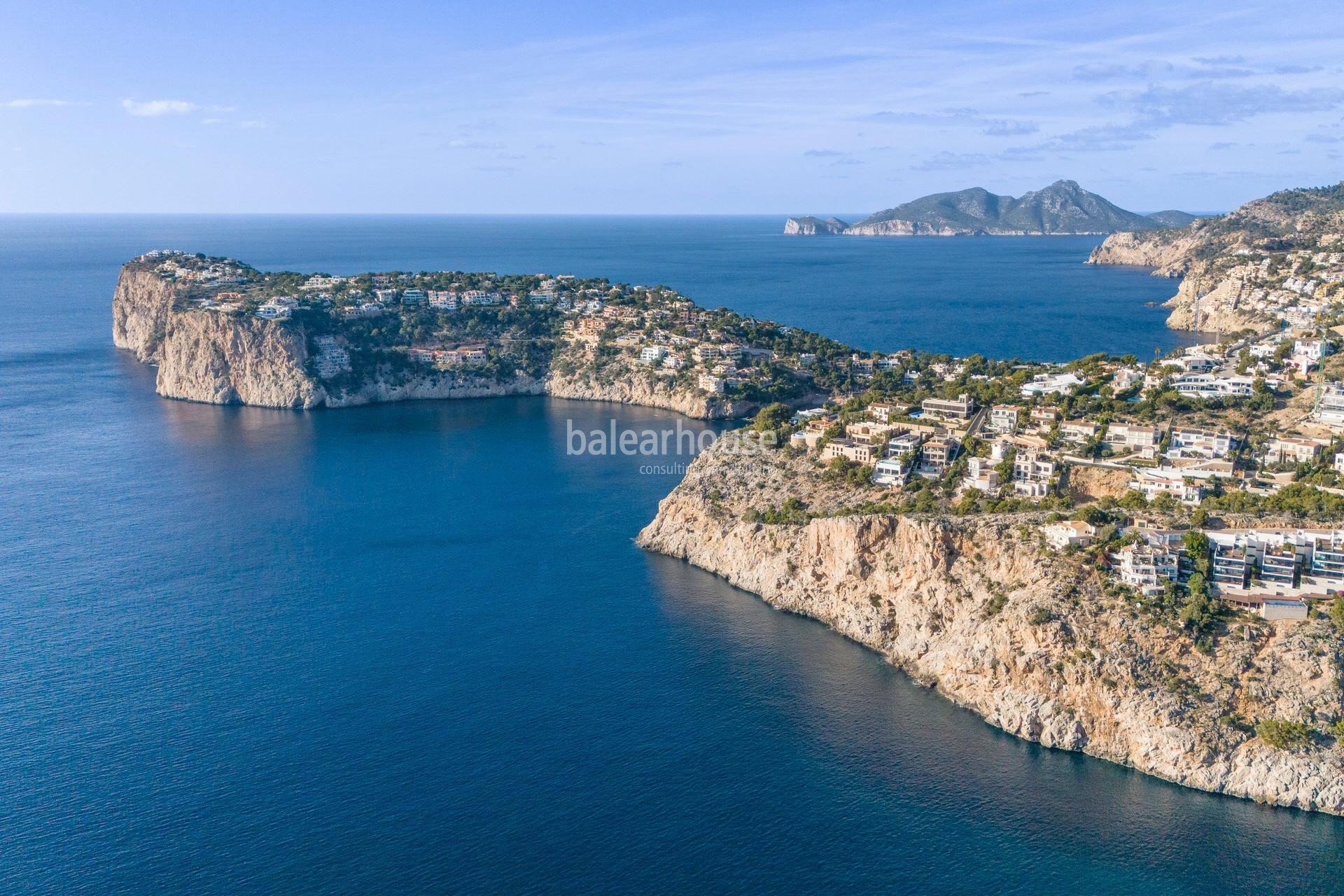 Gran villa de altas calidades y un cuidado diseño moderno con vistas preciosas al mar en Cala Llamp