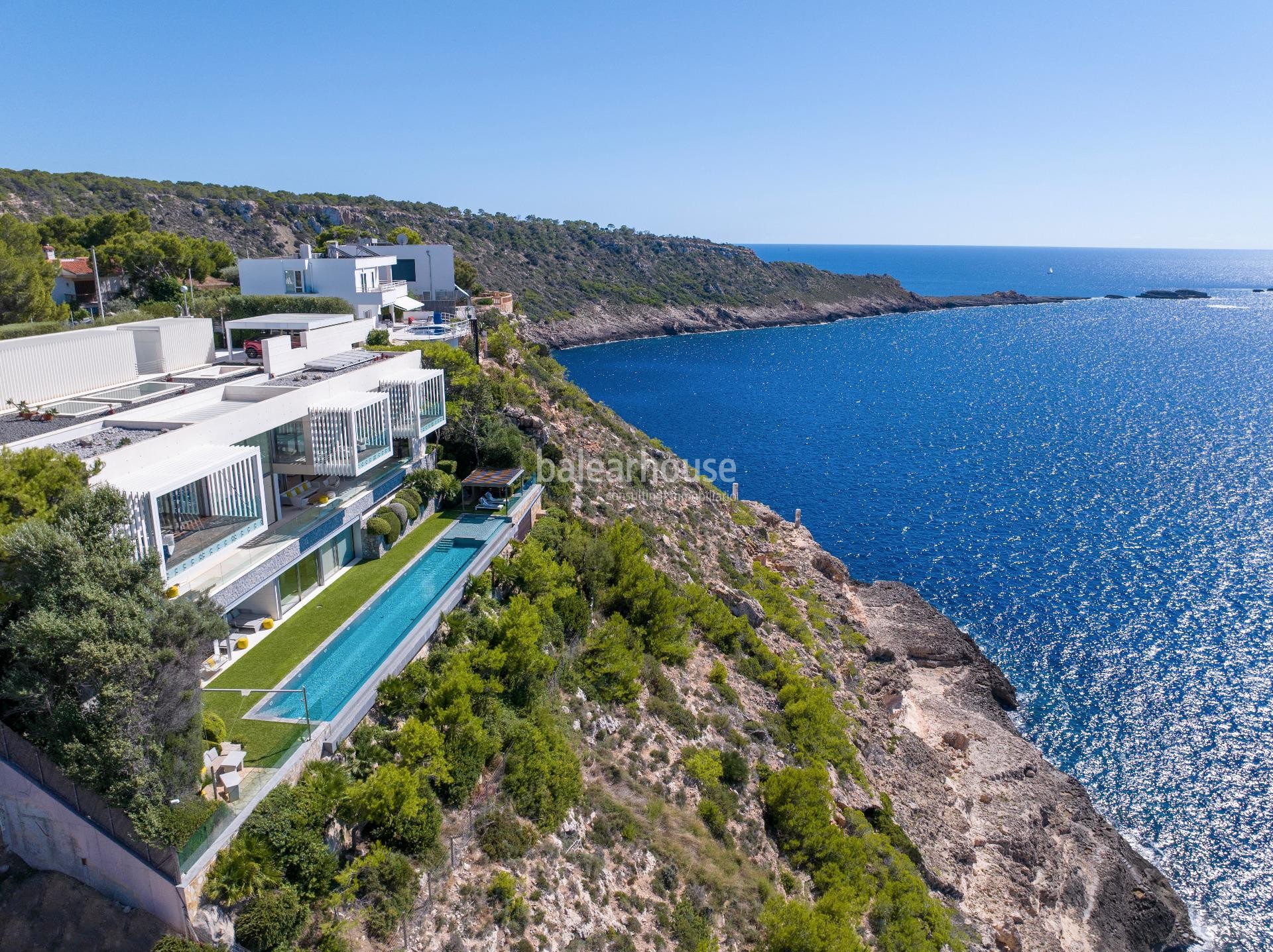 Spektakuläre Strandvilla in Port Adriano; Luxus und Design auf höchstem Niveau mit Meerblick