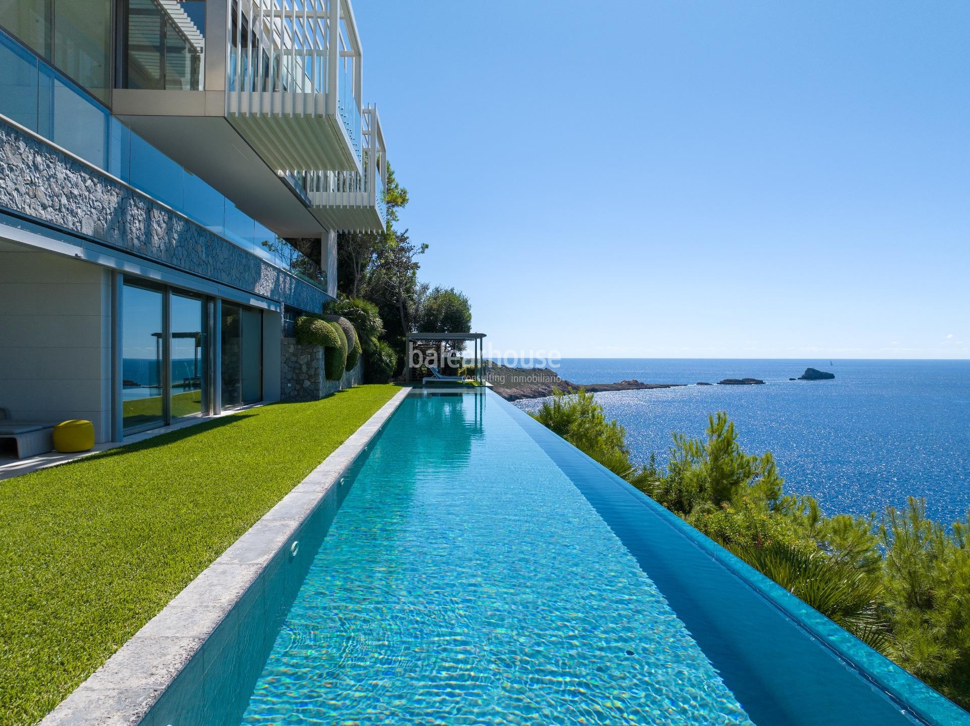 Espectacular villa frente al mar en Port Adriano; lujo y diseño en su máximo nivel con vistas al mar