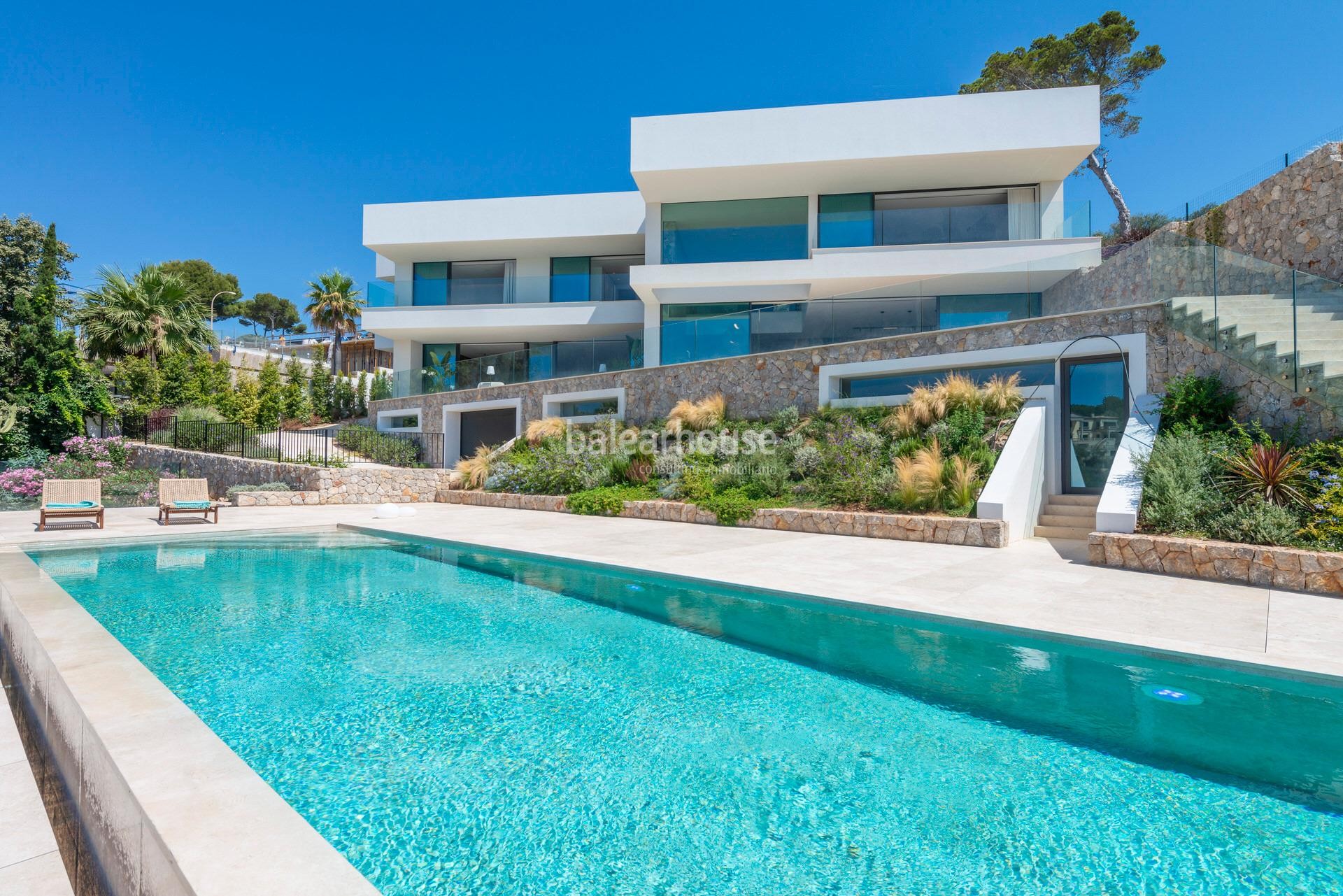 Espectaculares vistas al mar en primera línea en esta moderna villa de obra nueva en Sol de Mallorc