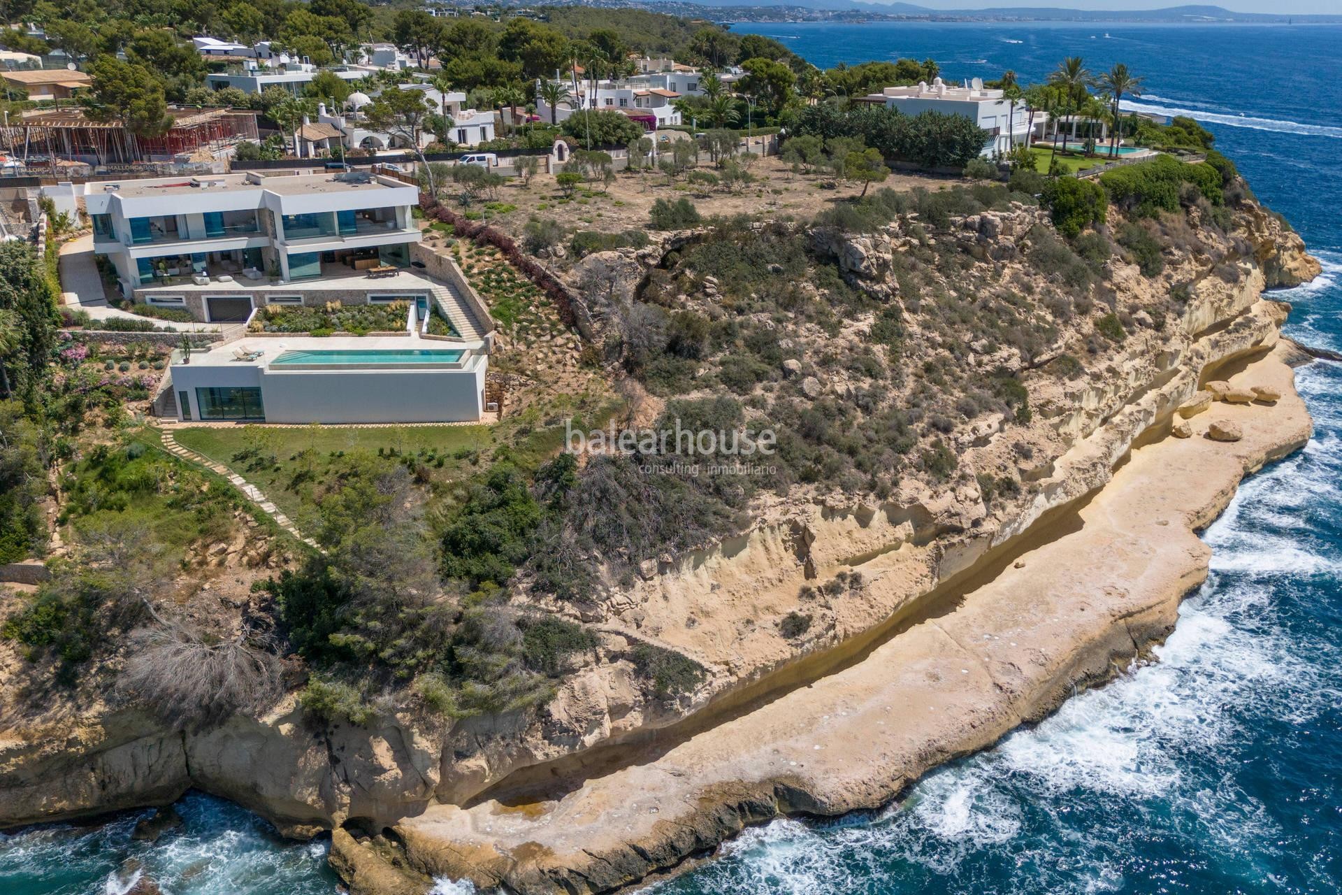 Espectaculares vistas al mar en primera línea en esta moderna villa de obra nueva en Sol de Mallorc