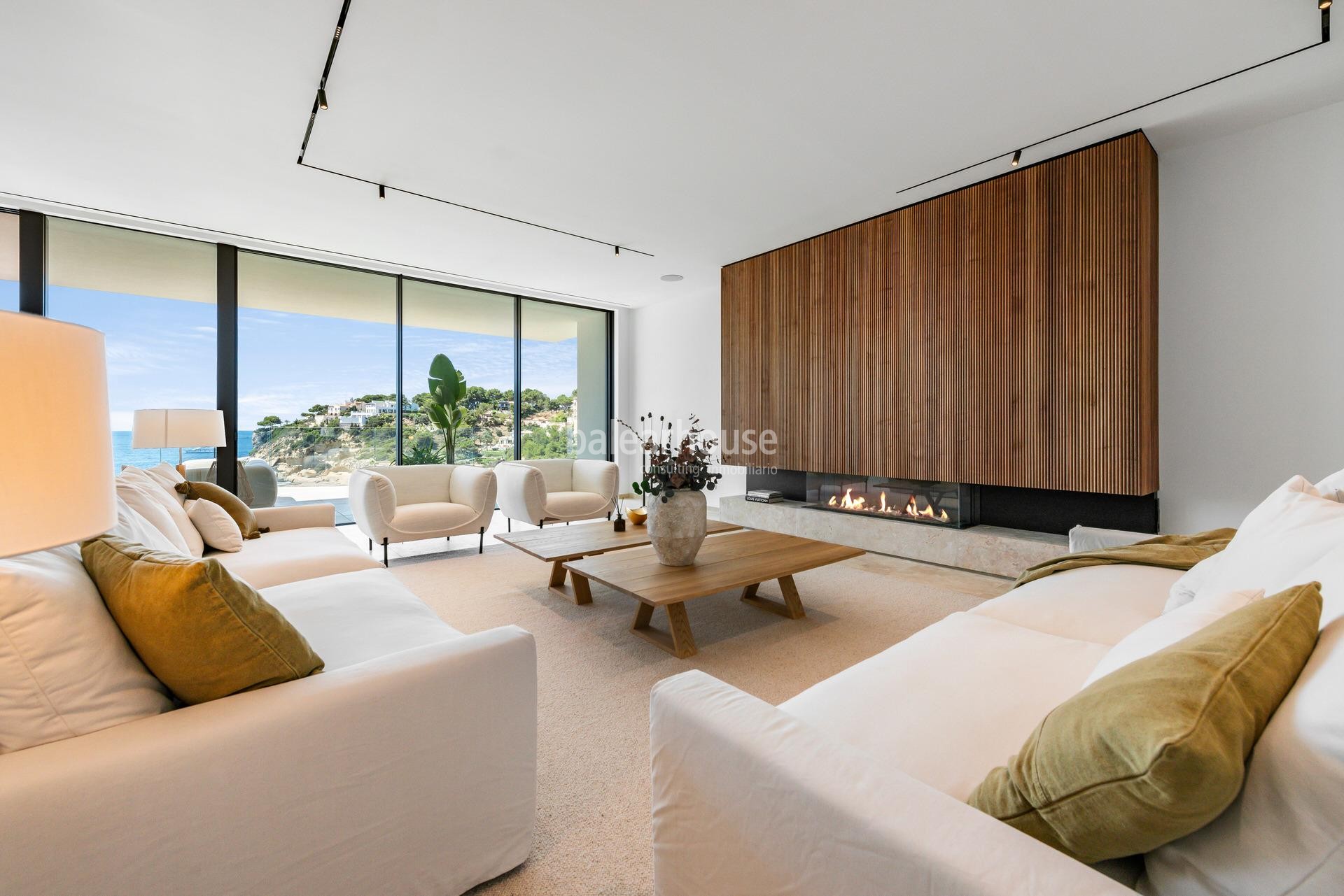 Espectaculares vistas al mar en primera línea en esta moderna villa de obra nueva en Sol de Mallorc