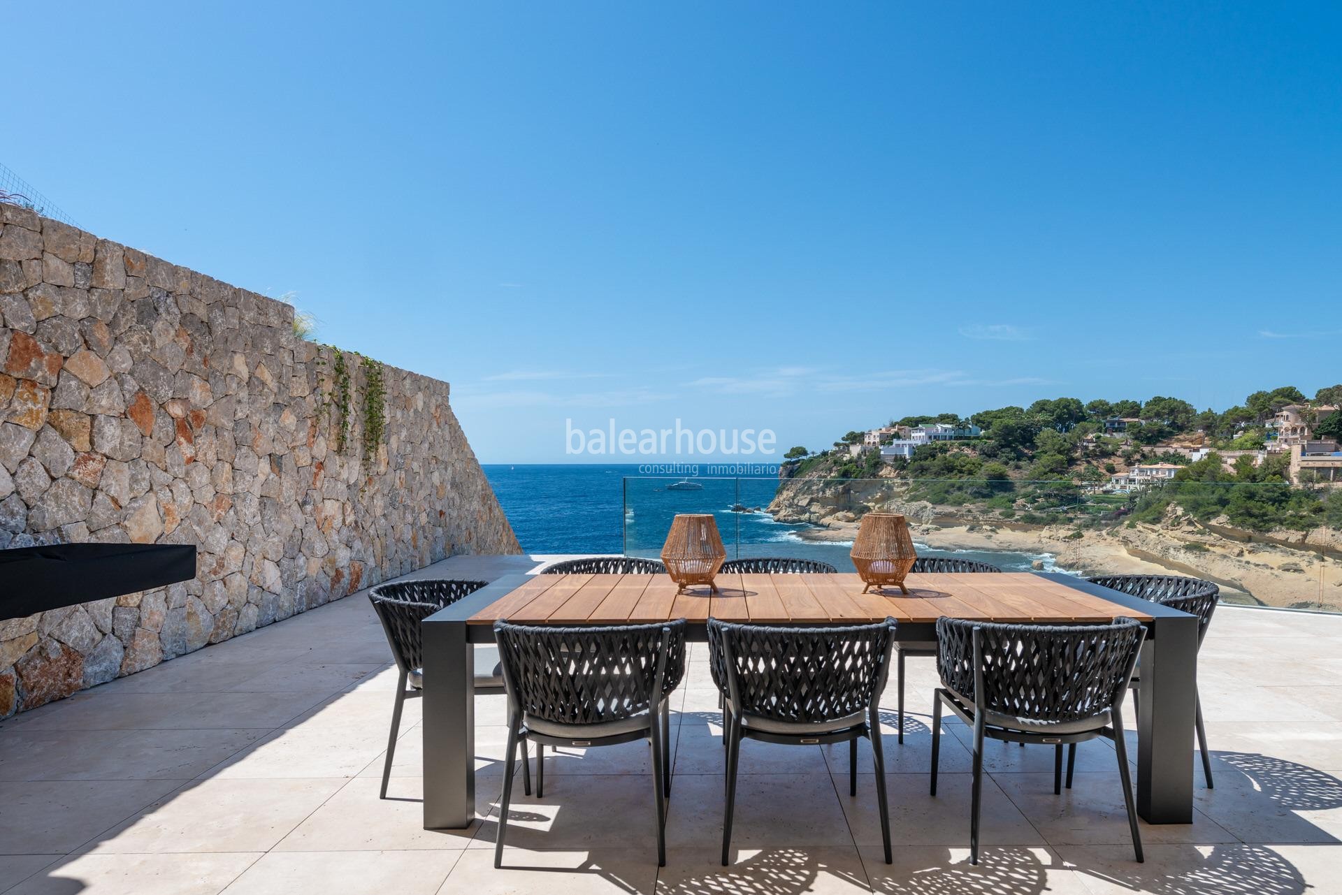 Espectaculares vistas al mar en primera línea en esta moderna villa de obra nueva en Sol de Mallorc