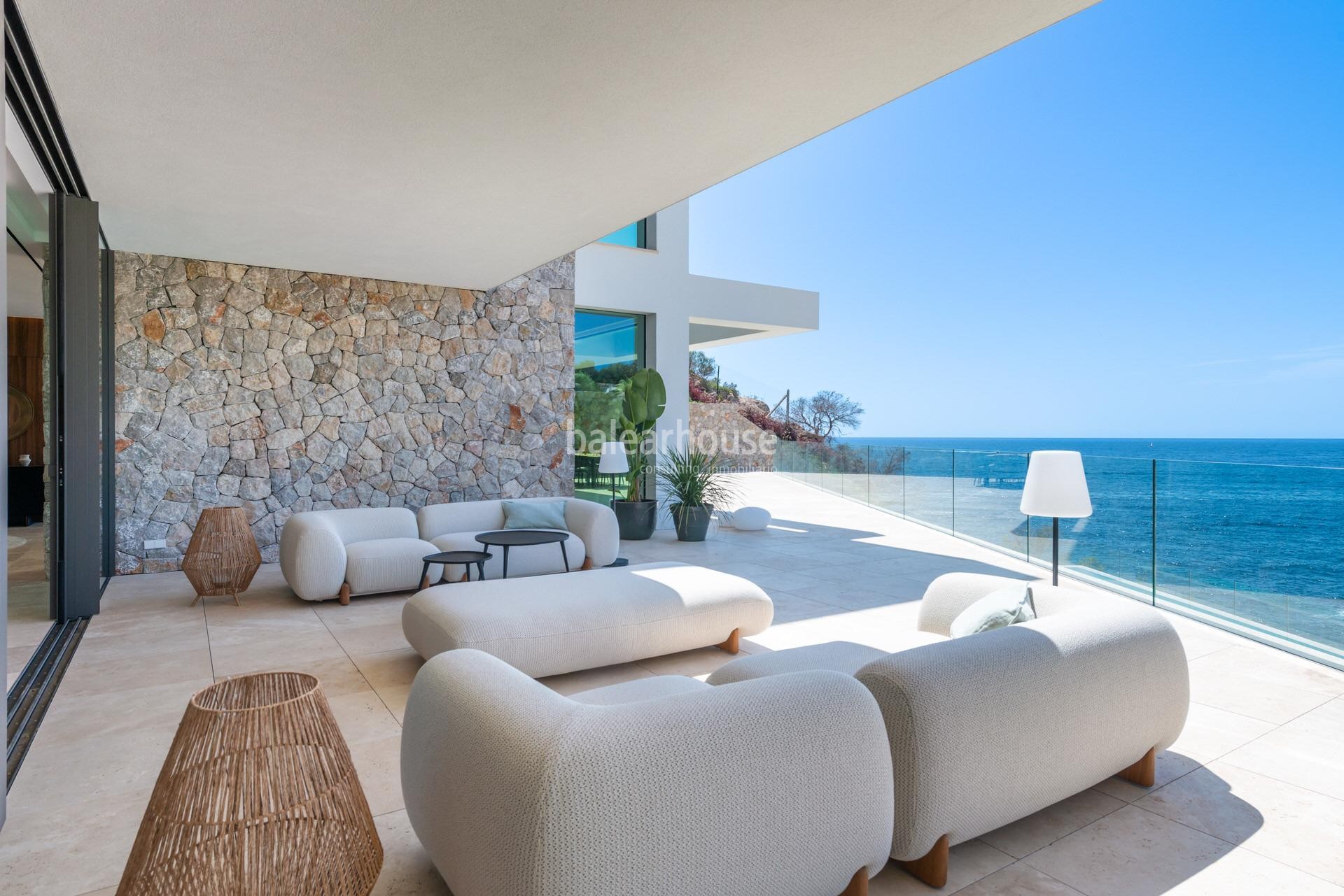 Espectaculares vistas al mar en primera línea en esta moderna villa de obra nueva en Sol de Mallorc