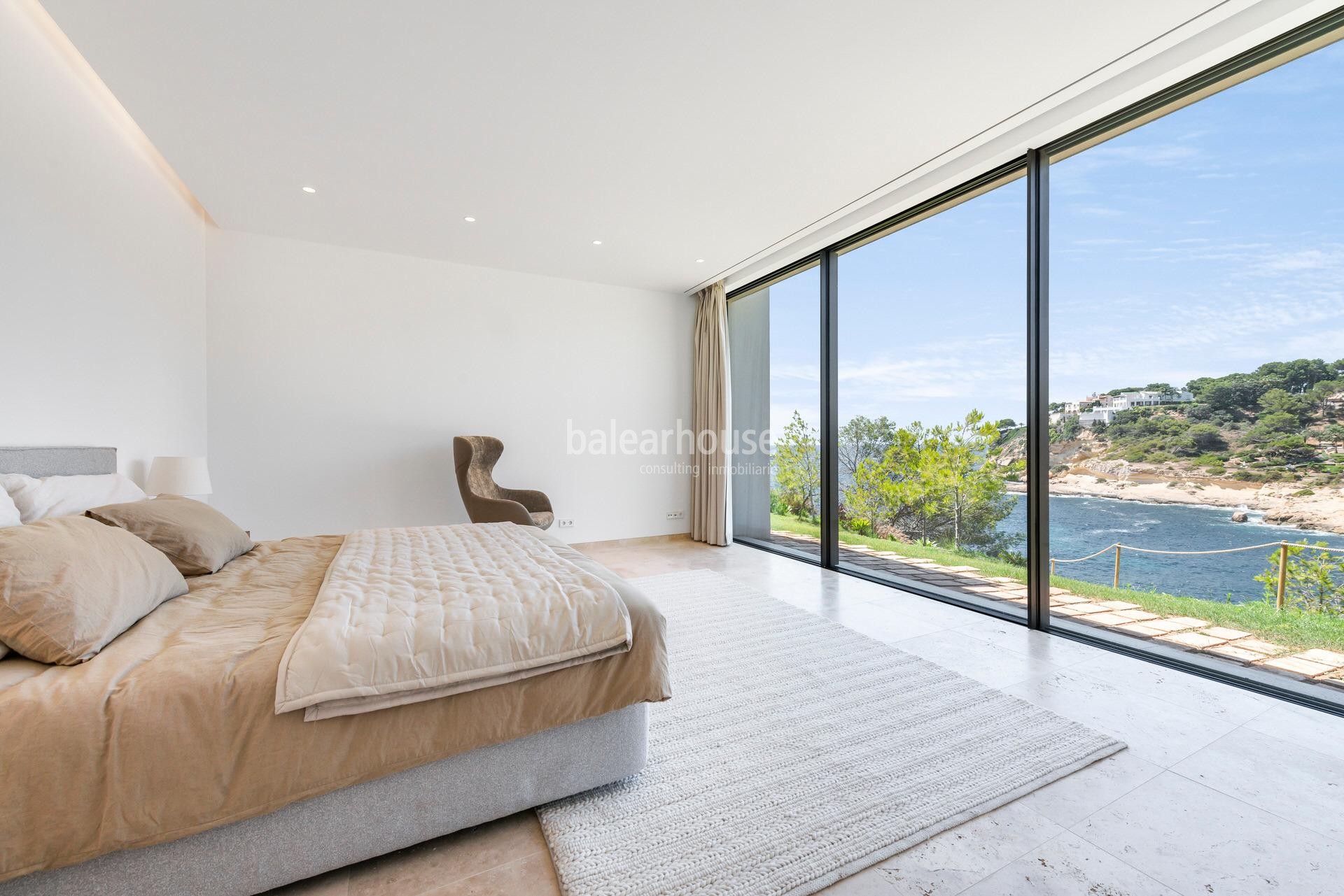 Espectaculares vistas al mar en primera línea en esta moderna villa de obra nueva en Sol de Mallorc