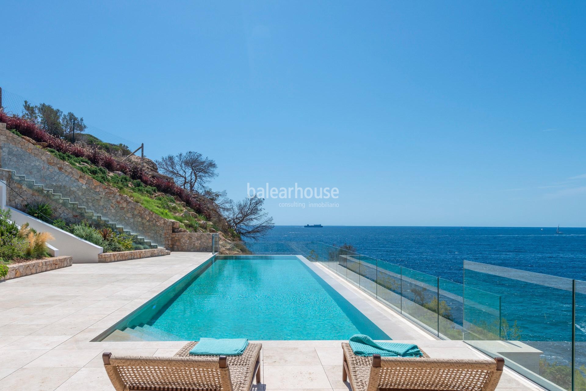 Espectaculares vistas al mar en primera línea en esta moderna villa de obra nueva en Sol de Mallorc