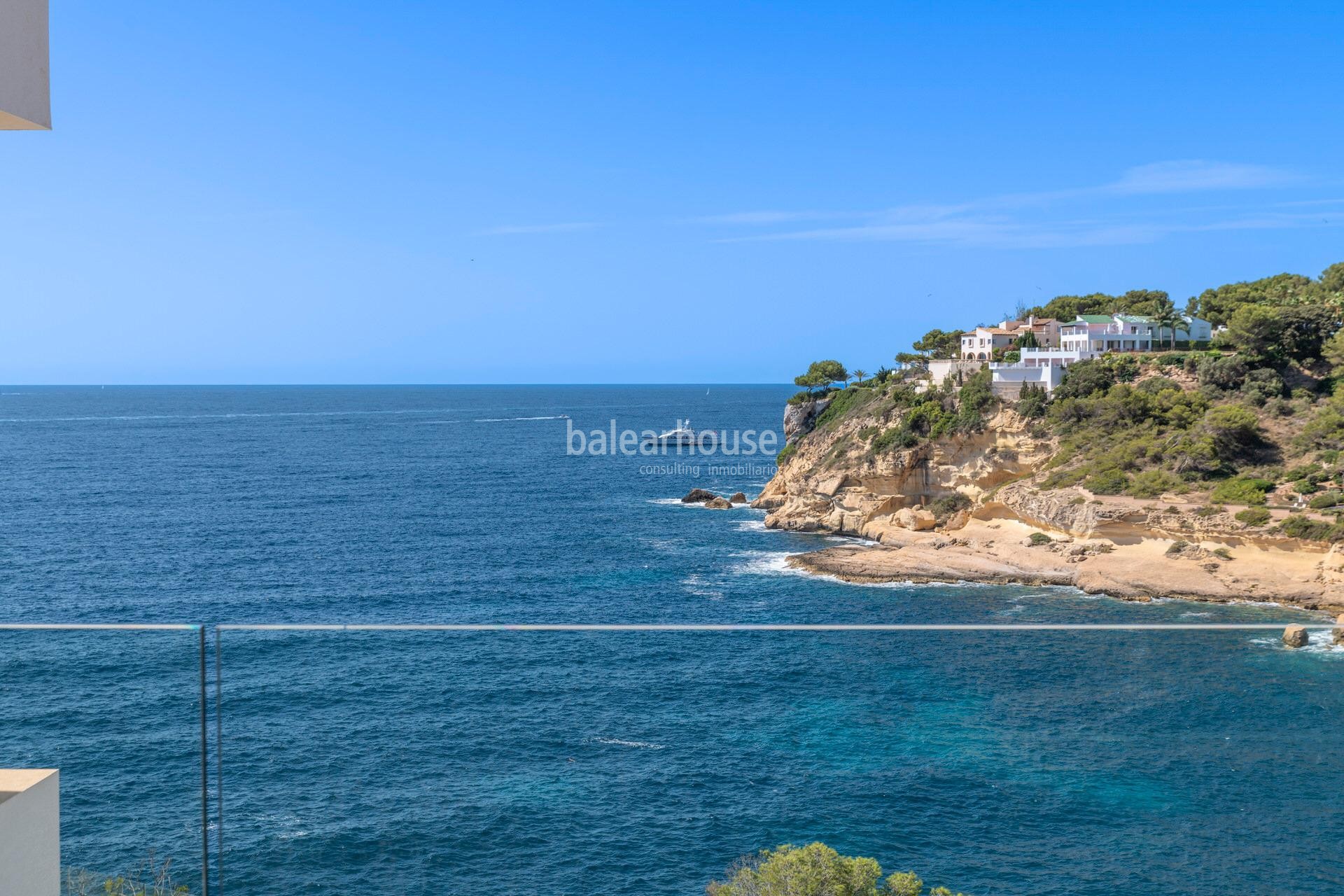 Espectaculares vistas al mar en primera línea en esta moderna villa de obra nueva en Sol de Mallorc