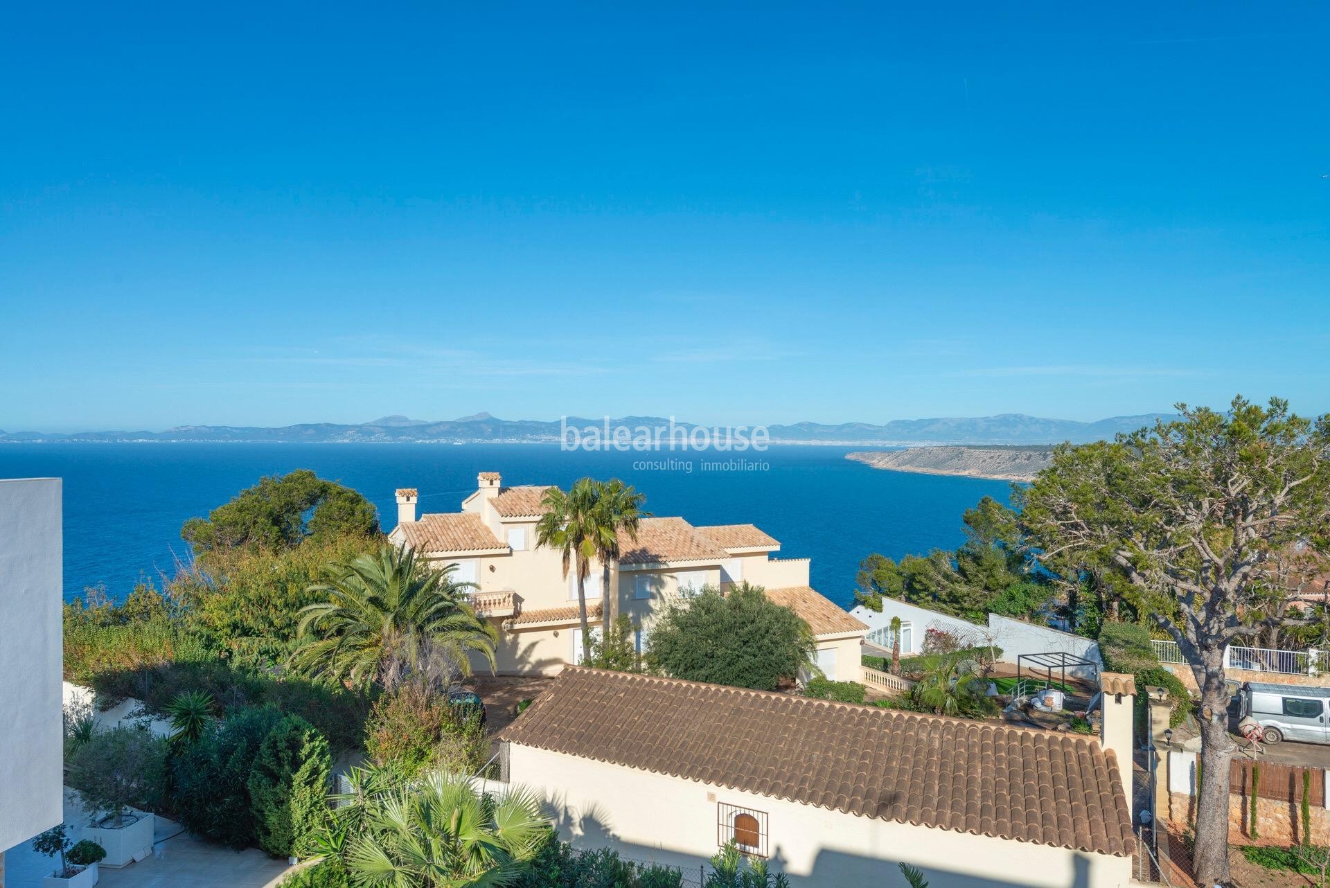 Bonito chalet con vistas al mar en Badia Blava con terrazas, jardín y piscina privados