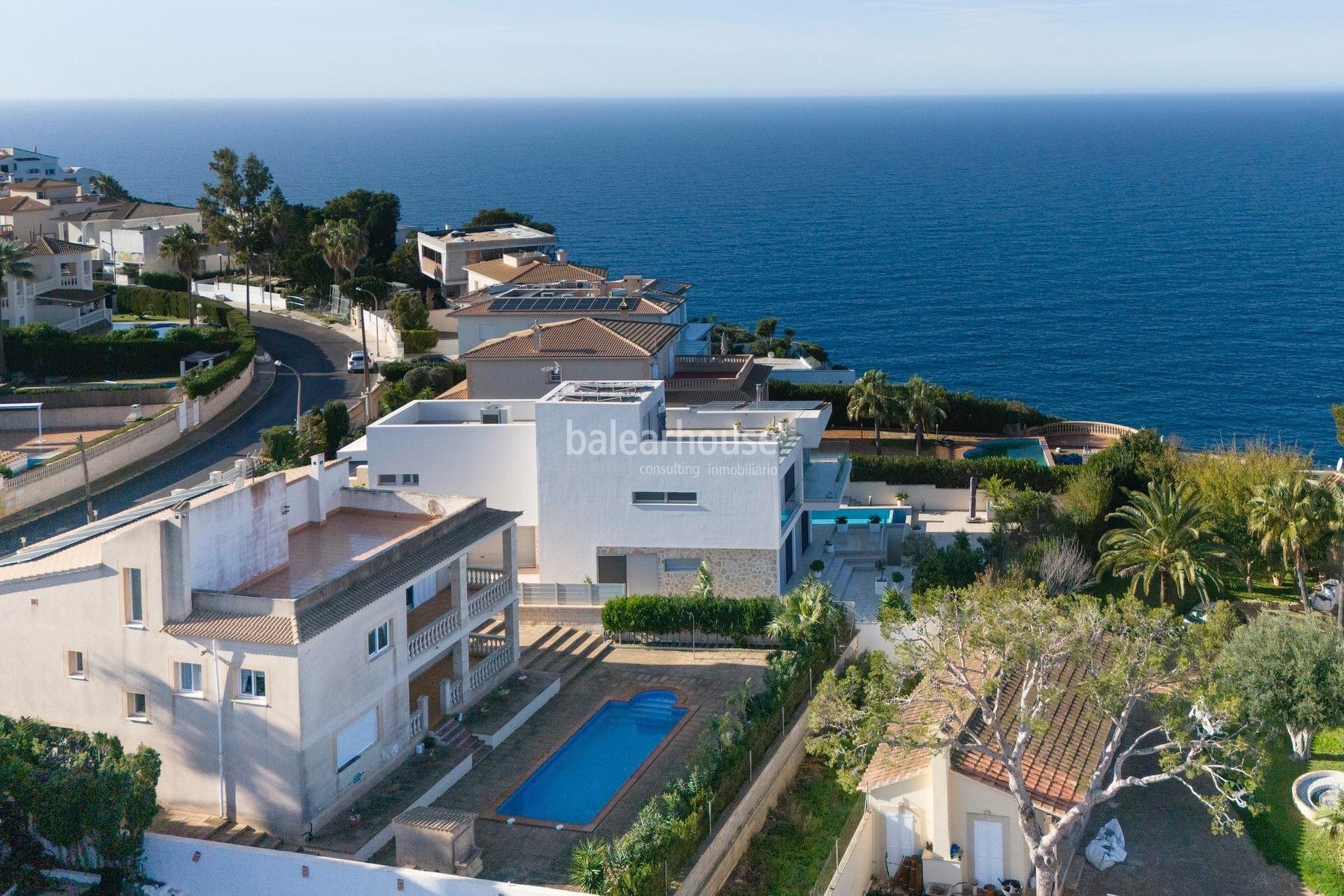 Bonito chalet con vistas al mar en Badia Blava con terrazas, jardín y piscina privados