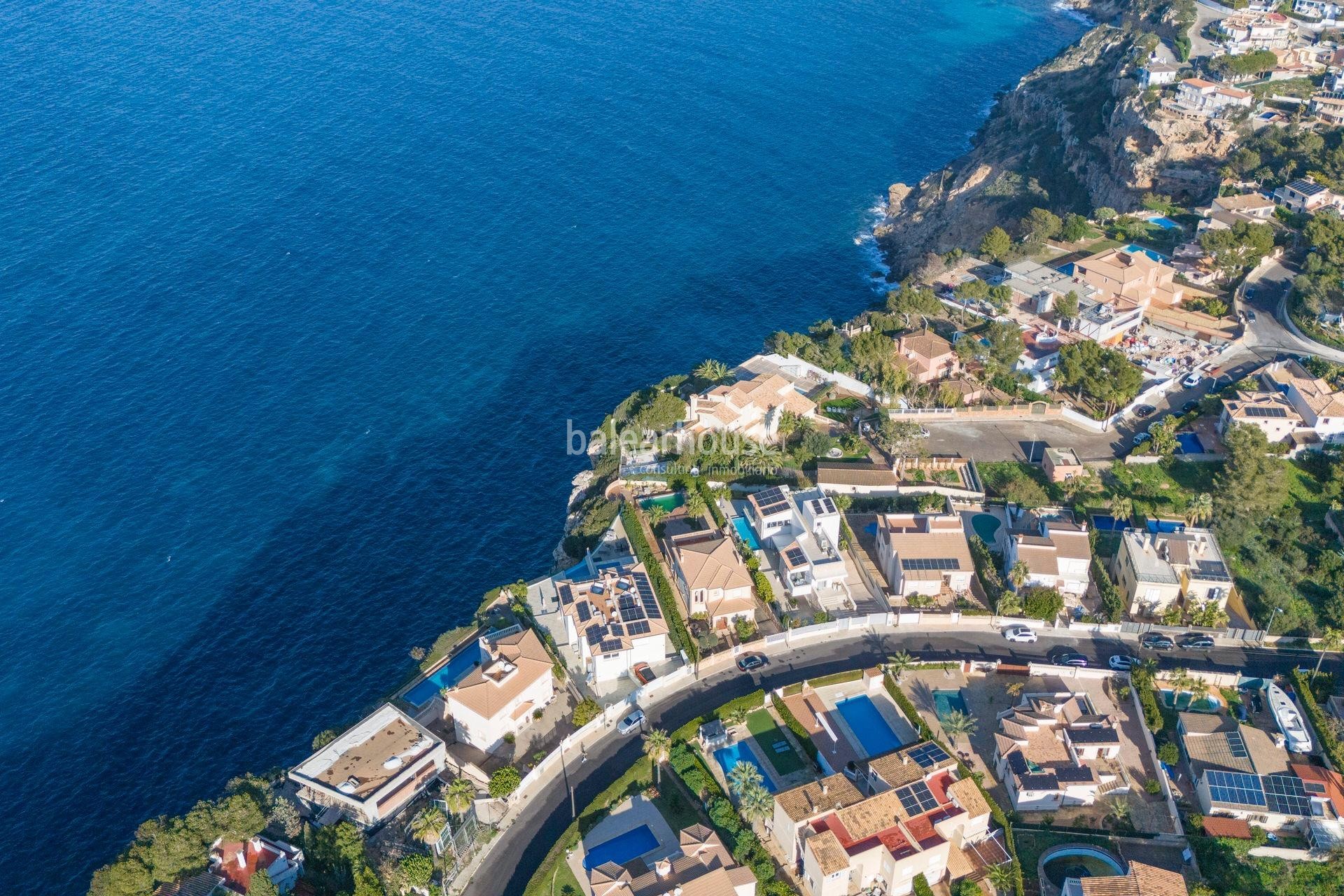 Bonito chalet con vistas al mar en Badia Blava con terrazas, jardín y piscina privados