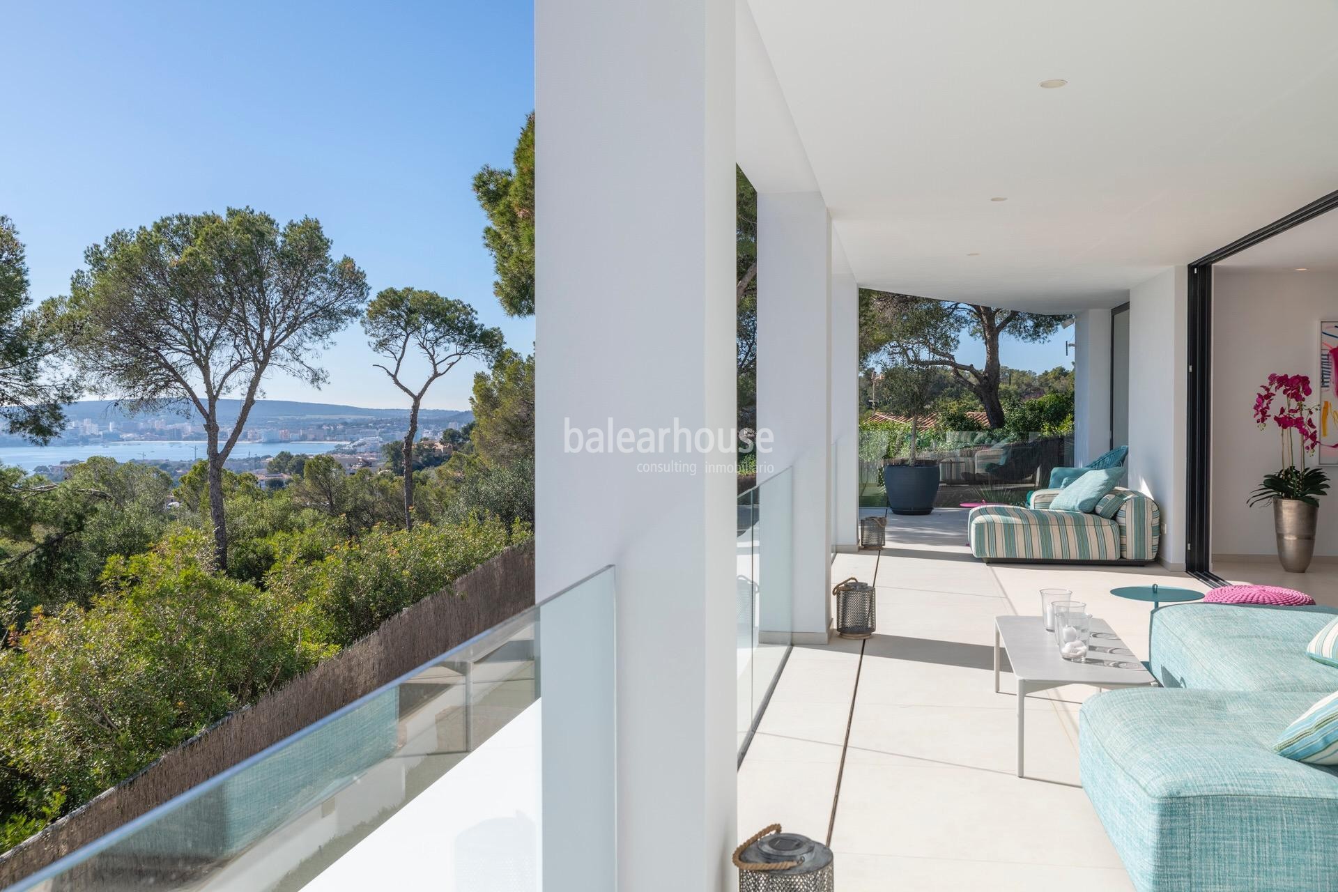 Avantgardistische Villa mit atemberaubendem Meerblick an der Spitze von Portals