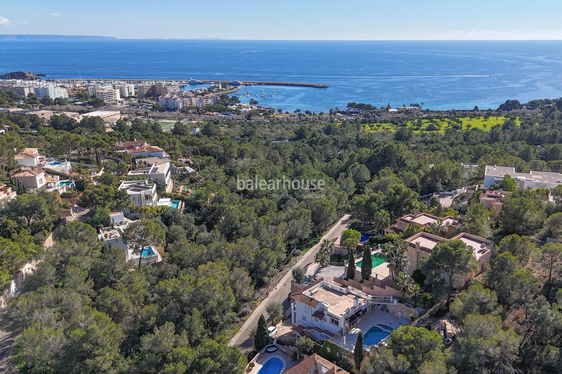 Excellent villa in Costa d'en Blanes facing south, sea views and large terraces with pool