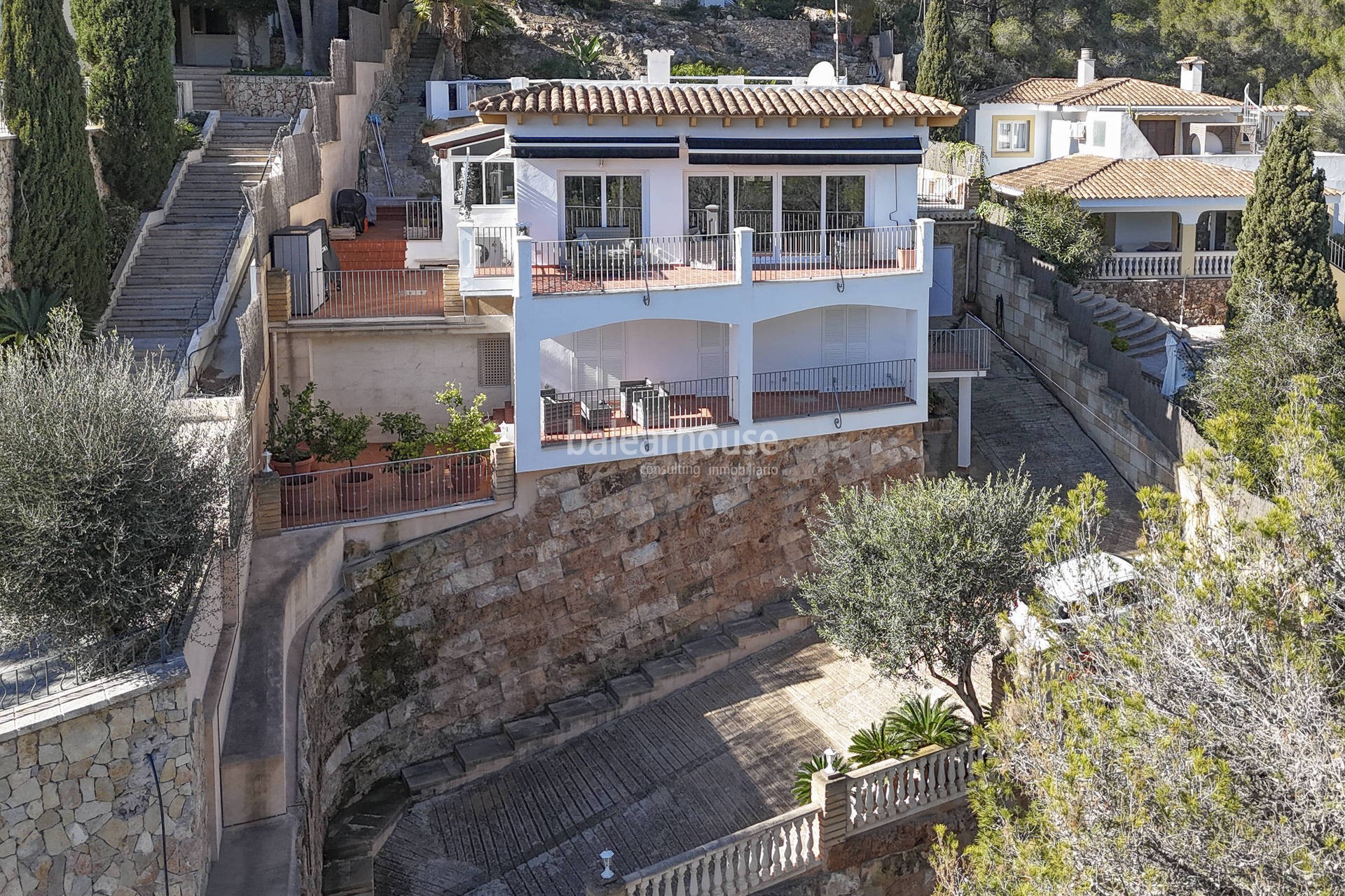 Excellent villa in Costa d'en Blanes facing south, sea views and large terraces with pool