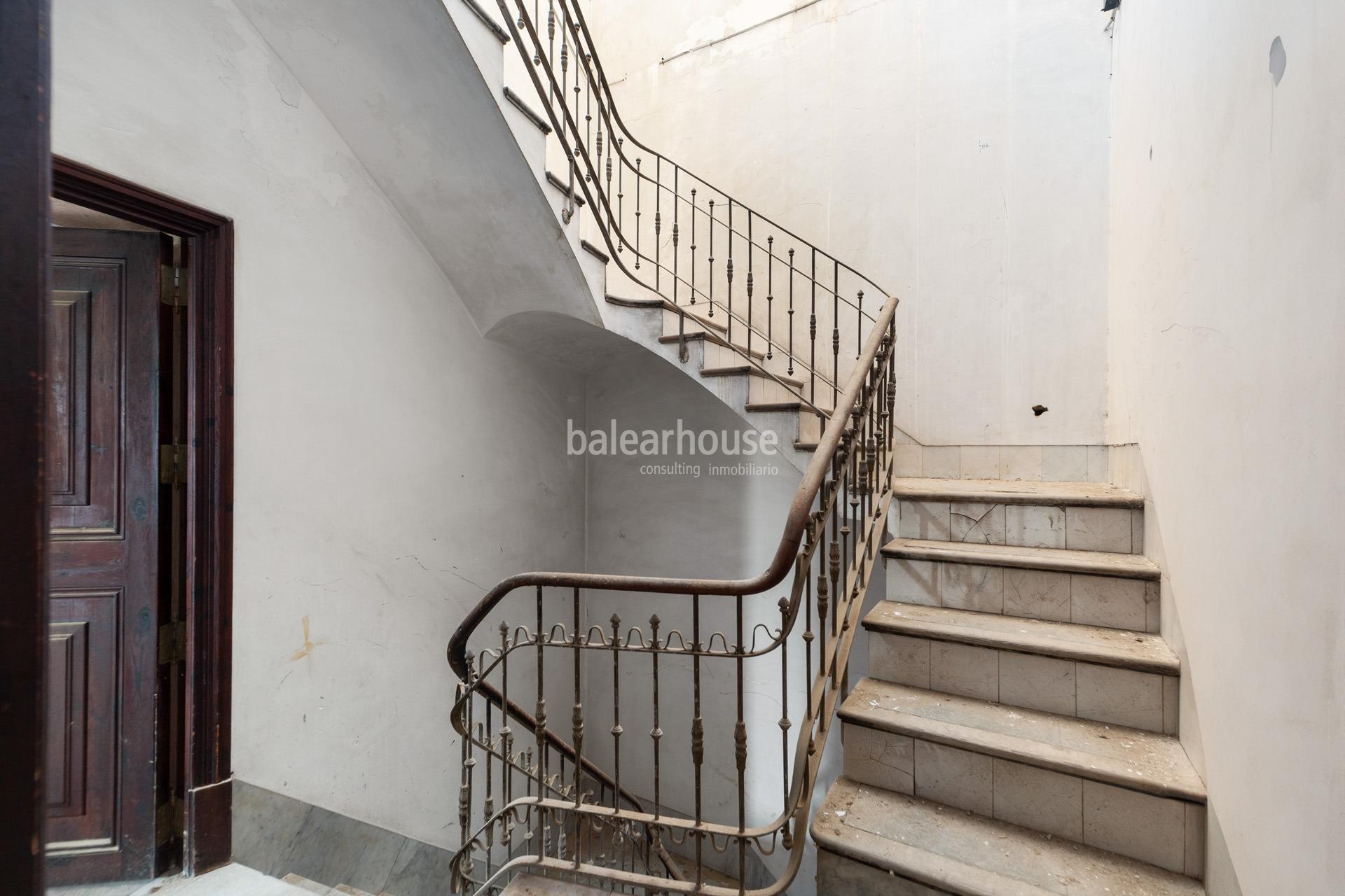 Palace for renovation with great potential in the heart of Palma's Old Town