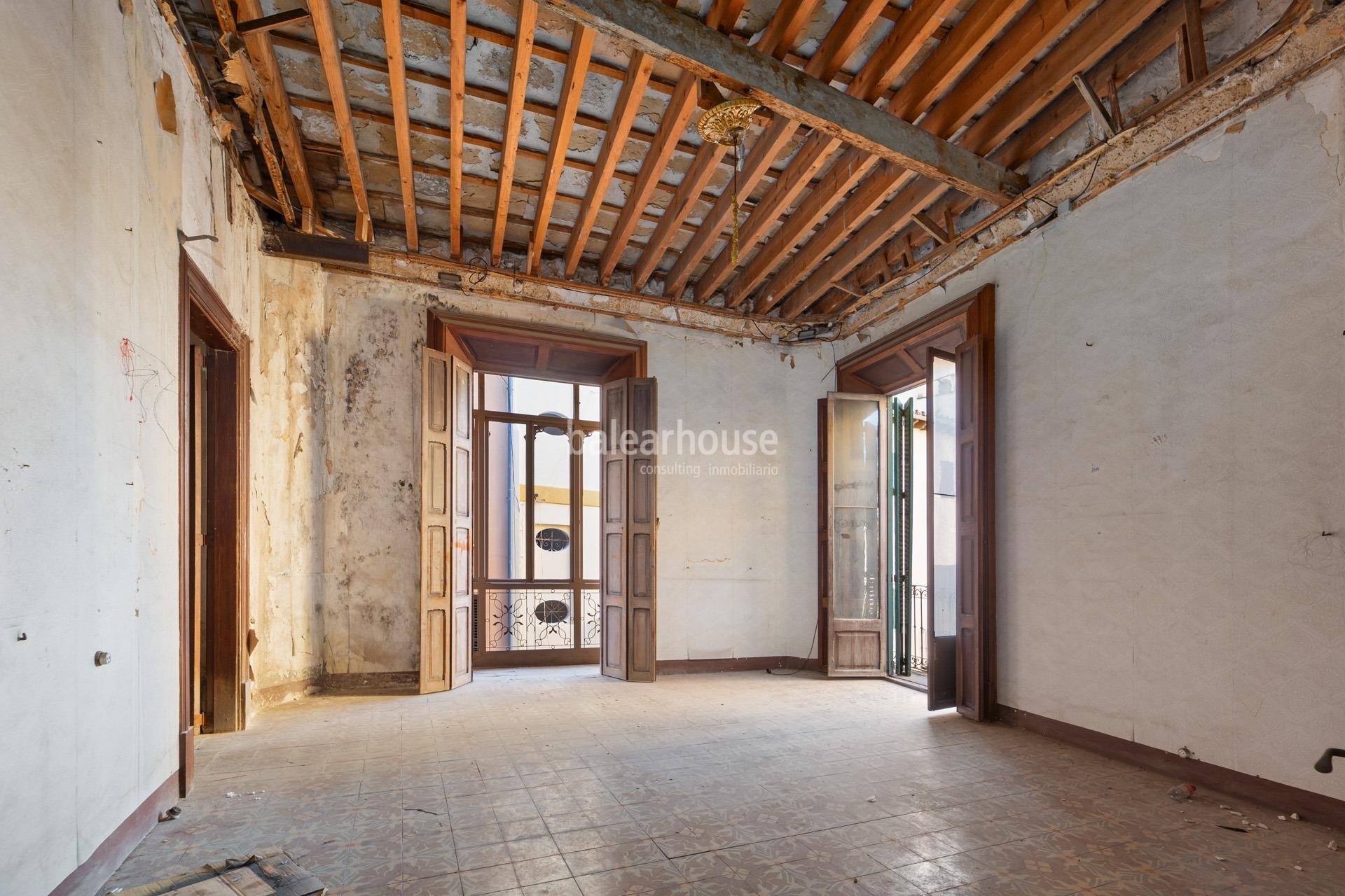 Palace for renovation with great potential in the heart of Palma's Old Town