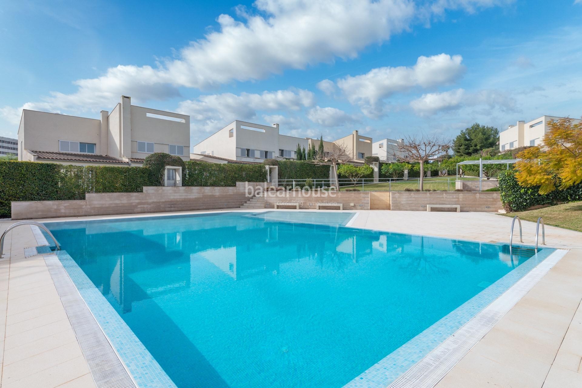 Moderna villa with large garden and terraces in the green area of Sa Teulera in Palma