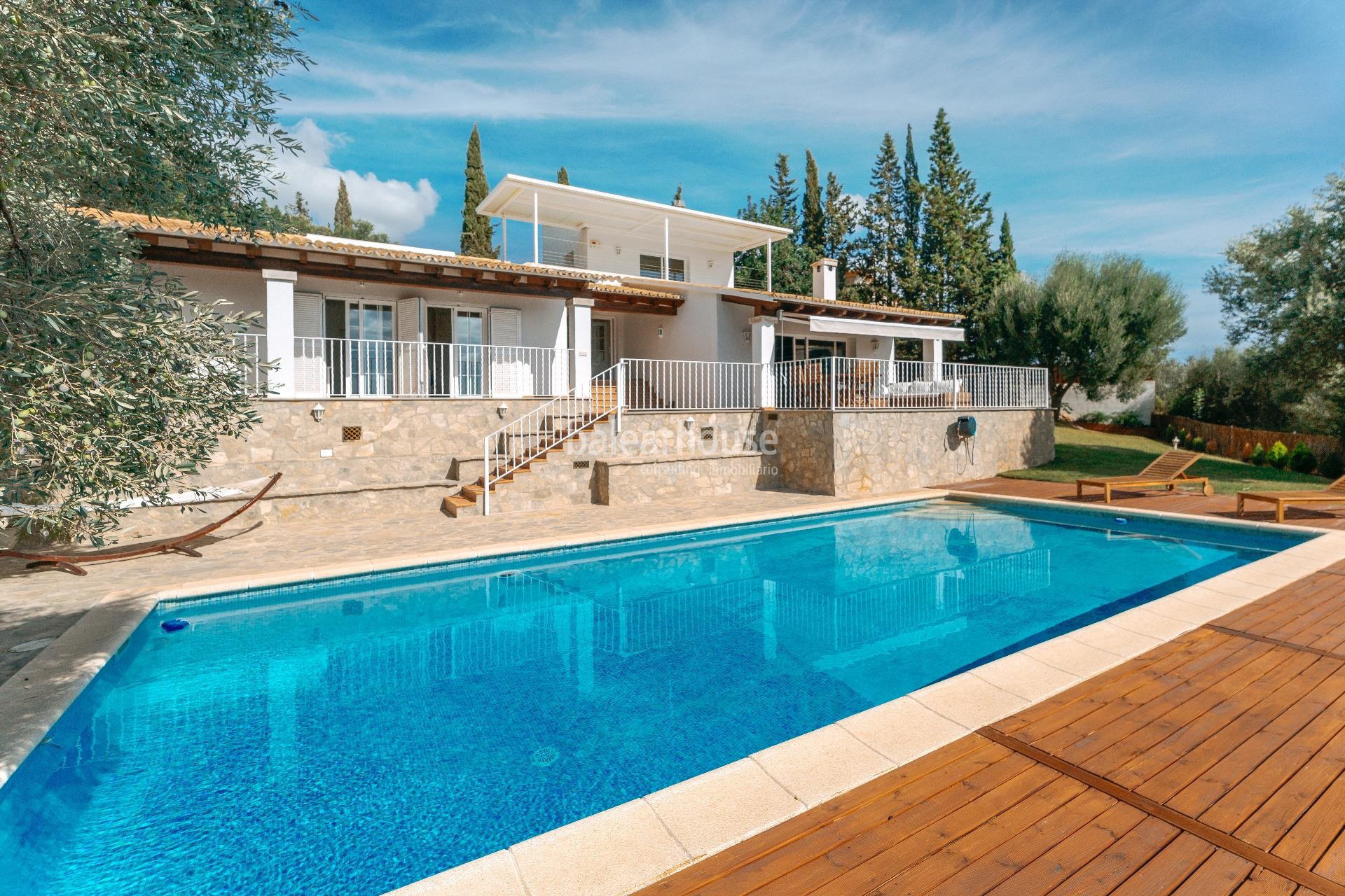 Preciosa villa mediterránea en Bunyola con grandes vistas a la montaña y al mar.