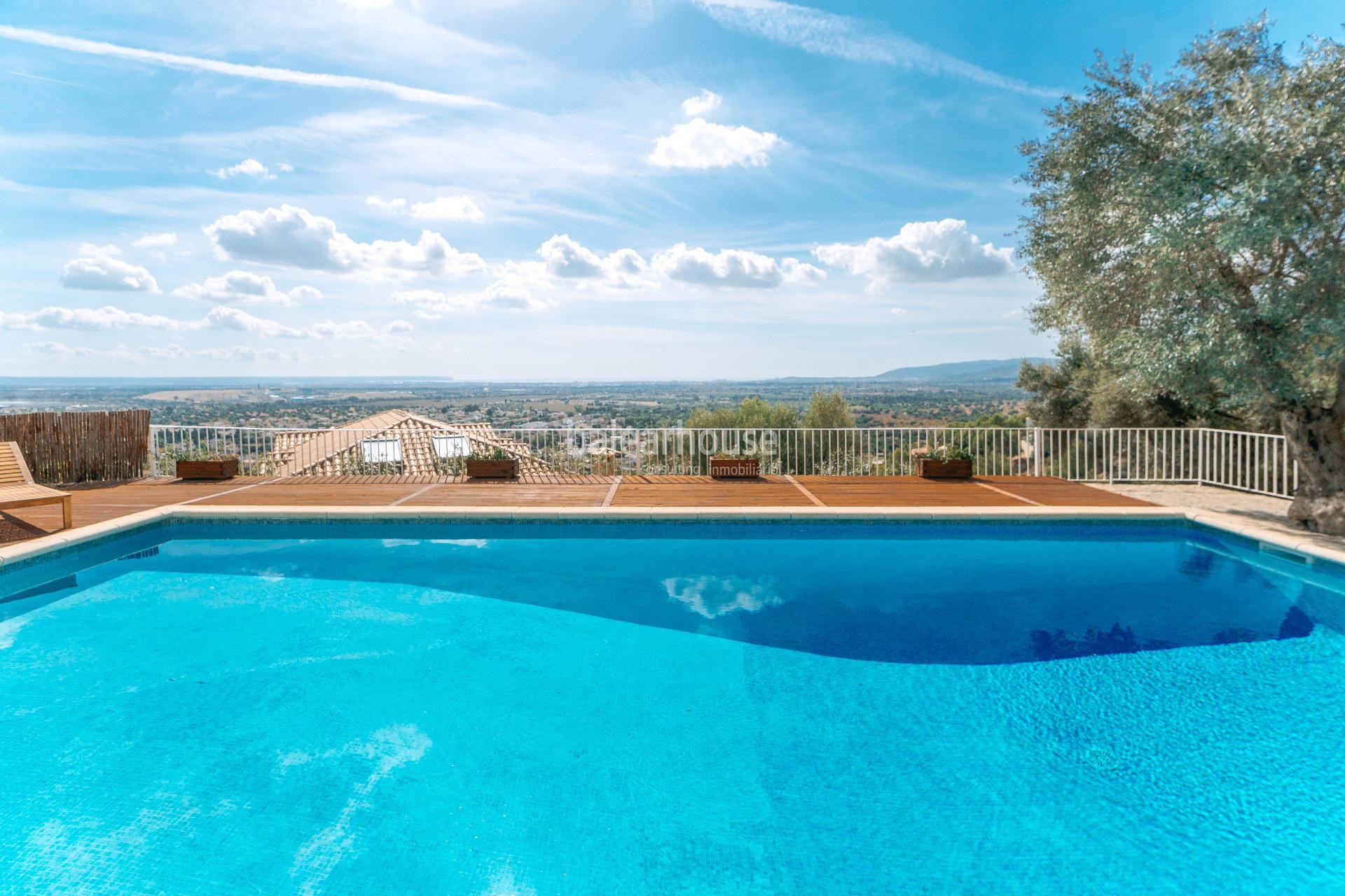 Preciosa villa mediterránea en Bunyola con grandes vistas a la montaña y al mar.