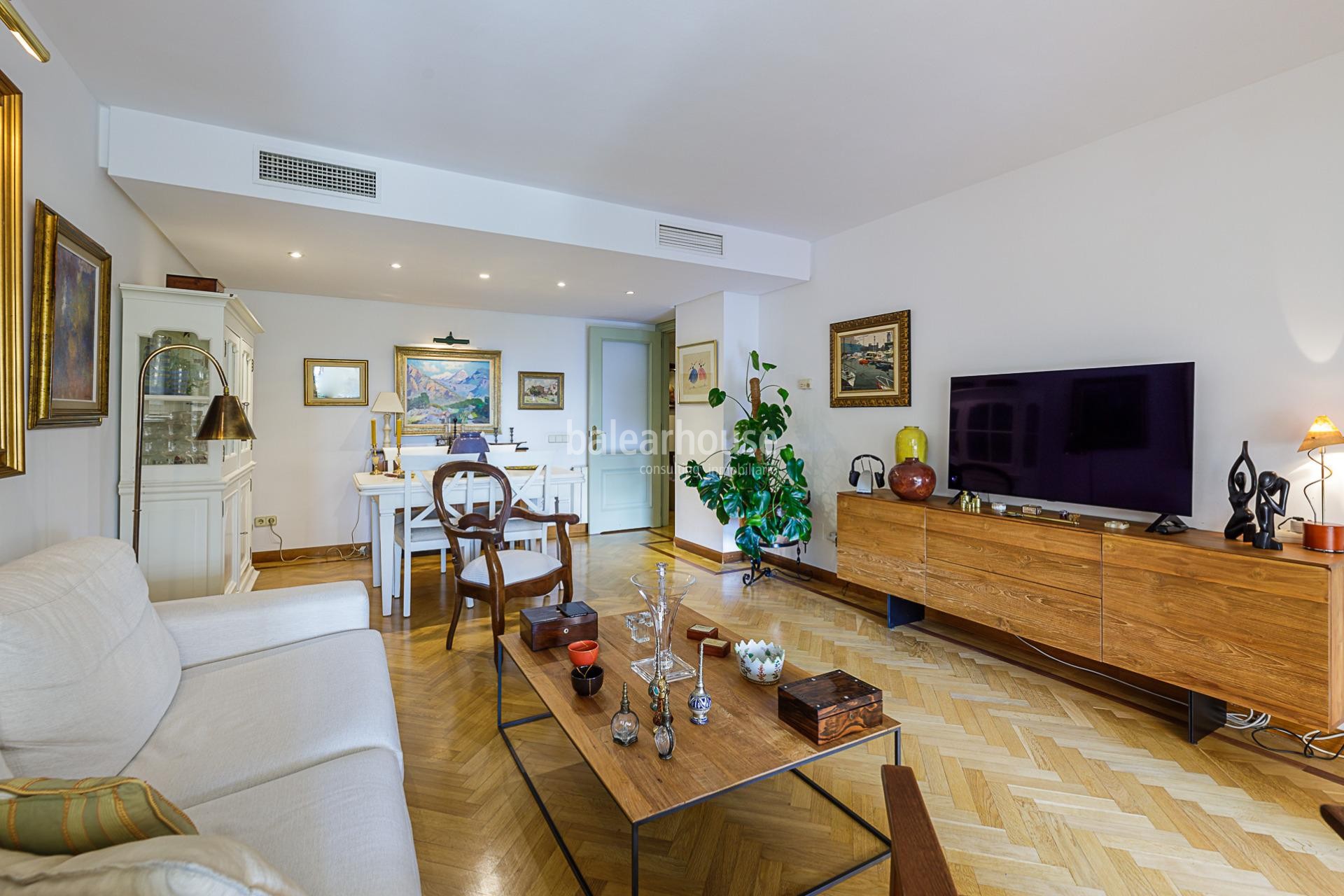 Spacious and bright apartment on the renovated Paseo Marítimo de Palma with terrace and pool