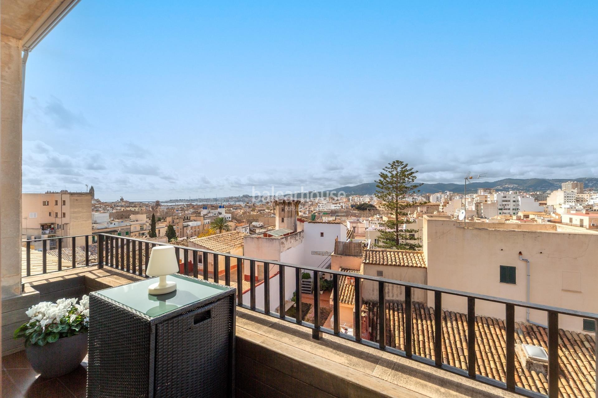 Excellent large Moderna penthouse in the historic center of Palma with city and sea views