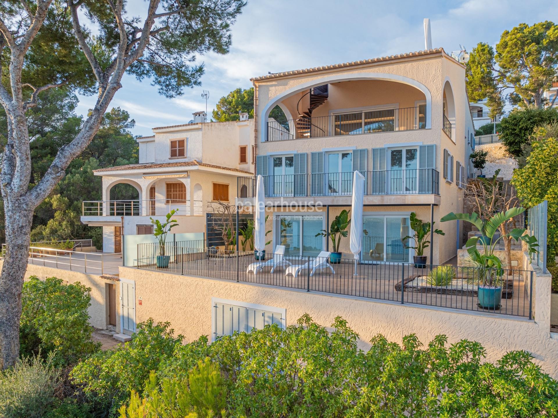 Impresionantes vistas y acceso directo al mar desde esta excelente villa mediterránea en Alcudia