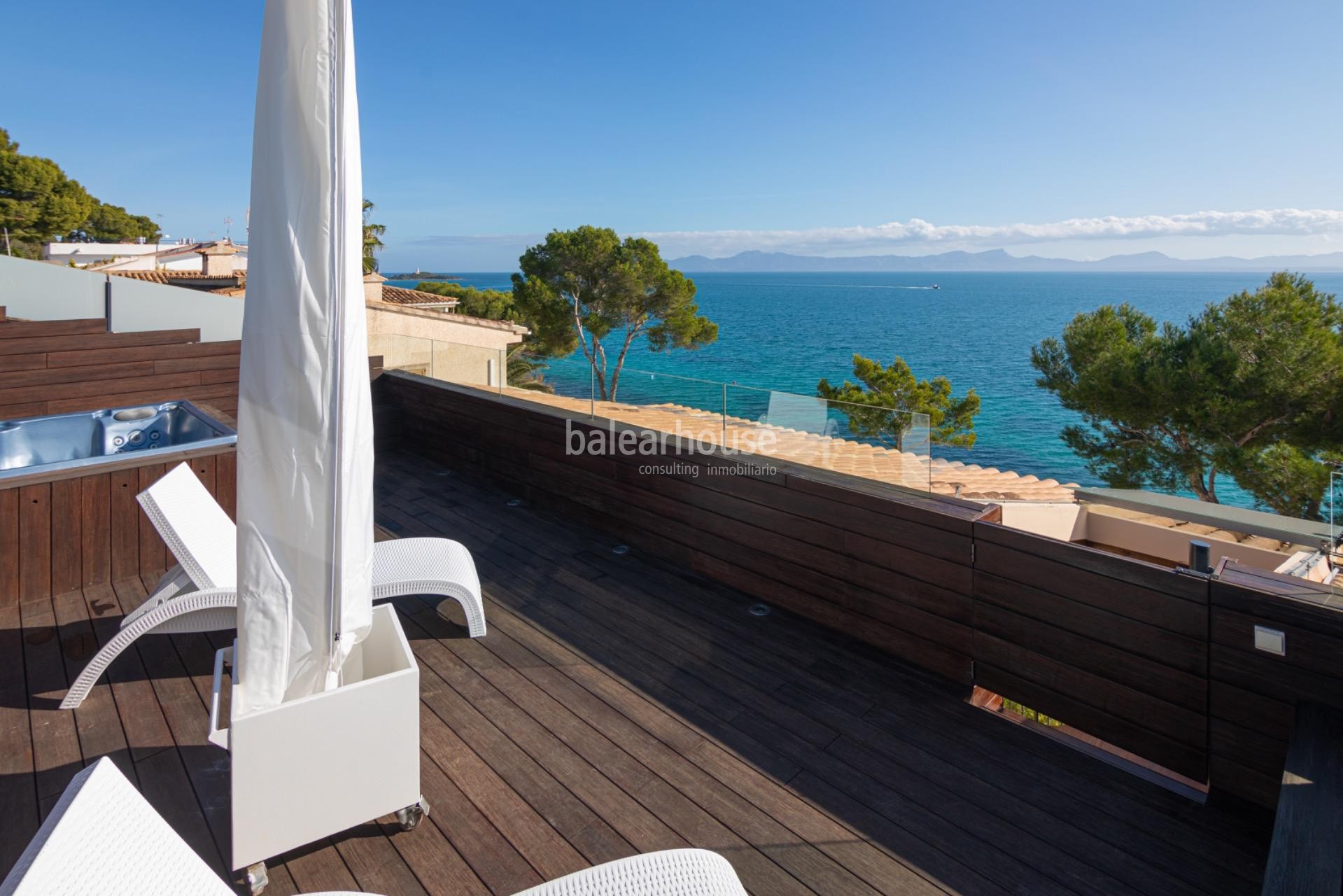 Atemberaubende Aussicht und direkter Zugang zum Meer von dieser mediterranen Villa in Alcudia