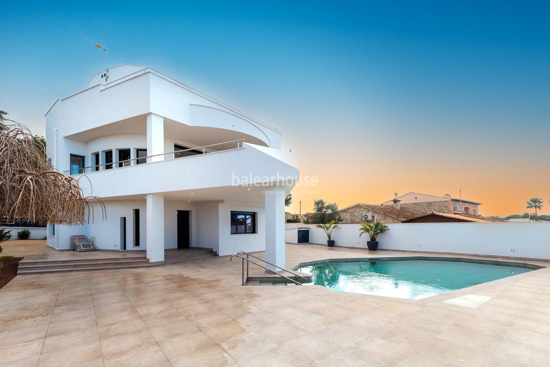 Moderna villa con orientación sur, piscinas y vistas al mar junto a la playa en Badía Blava