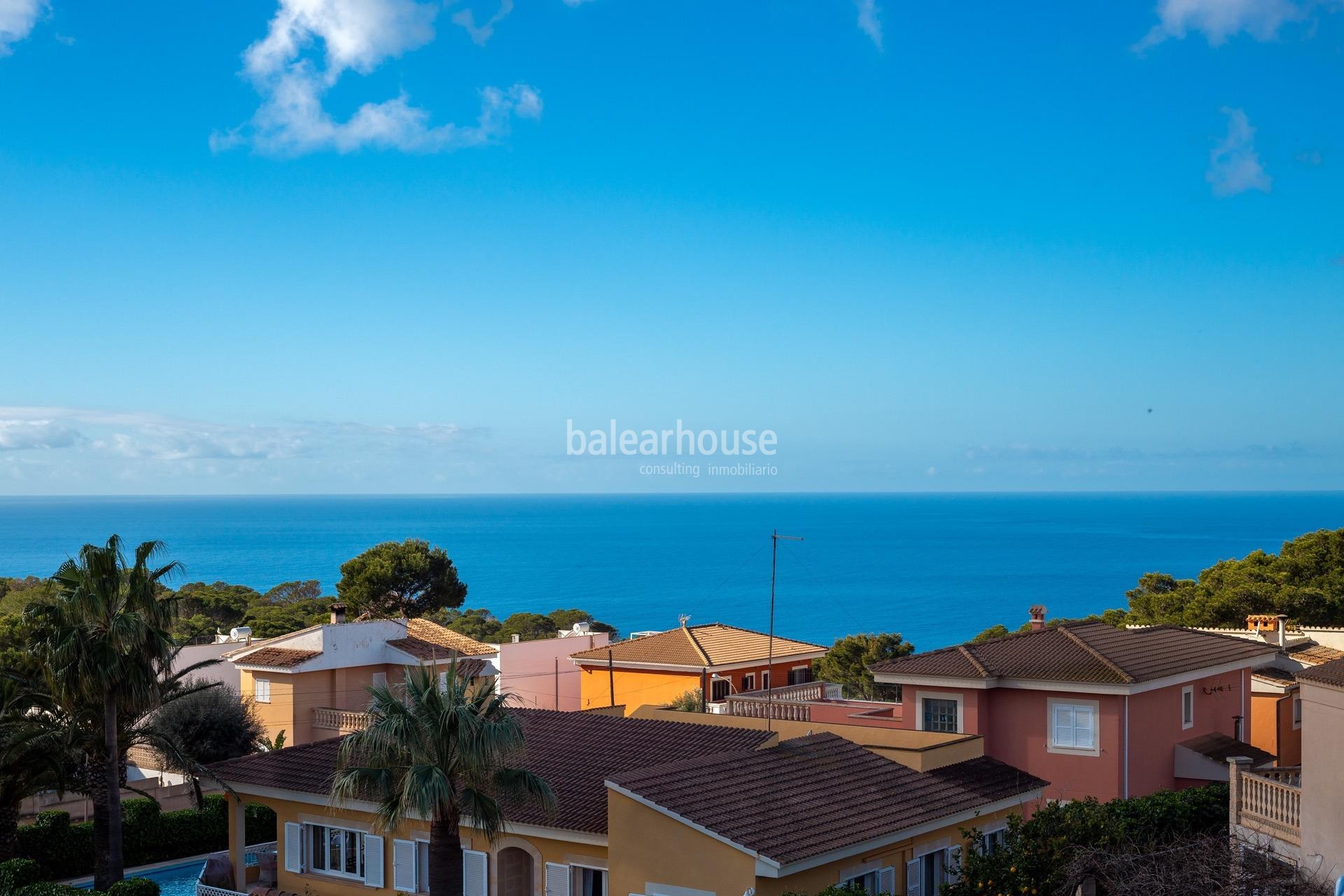 Moderna villa con orientación sur, piscinas y vistas al mar junto a la playa en Badía Blava