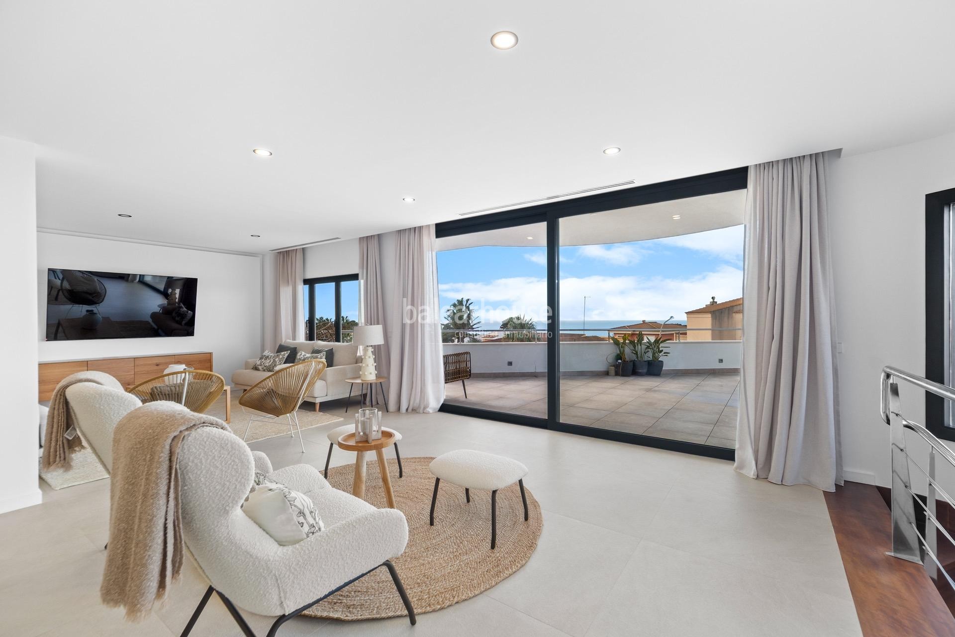 Moderna villa con orientación sur, piscinas y vistas al mar junto a la playa en Badía Blava